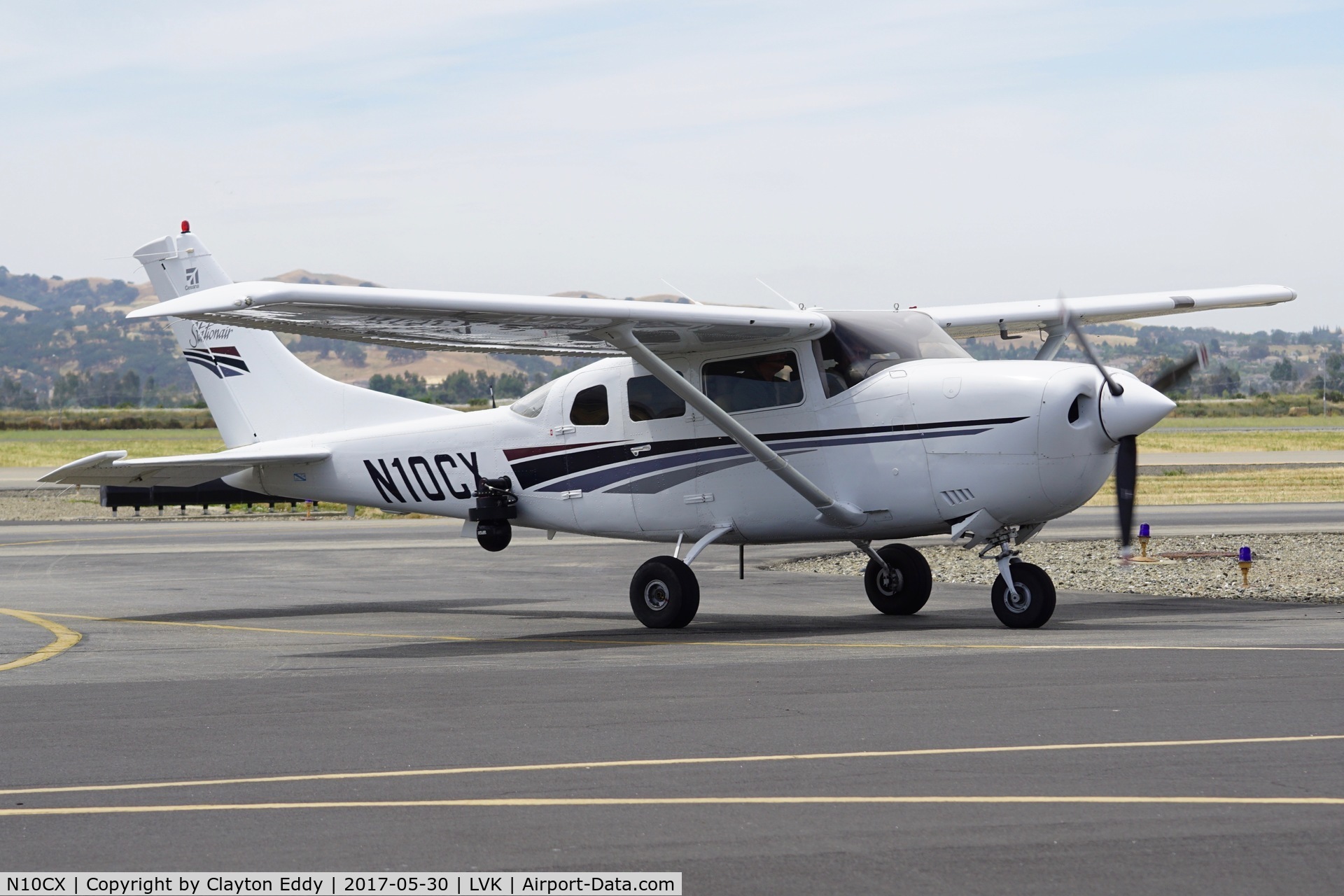 N10CX, 2000 Cessna 206H Stationair C/N 20608082, Livermore Airport California 2017.