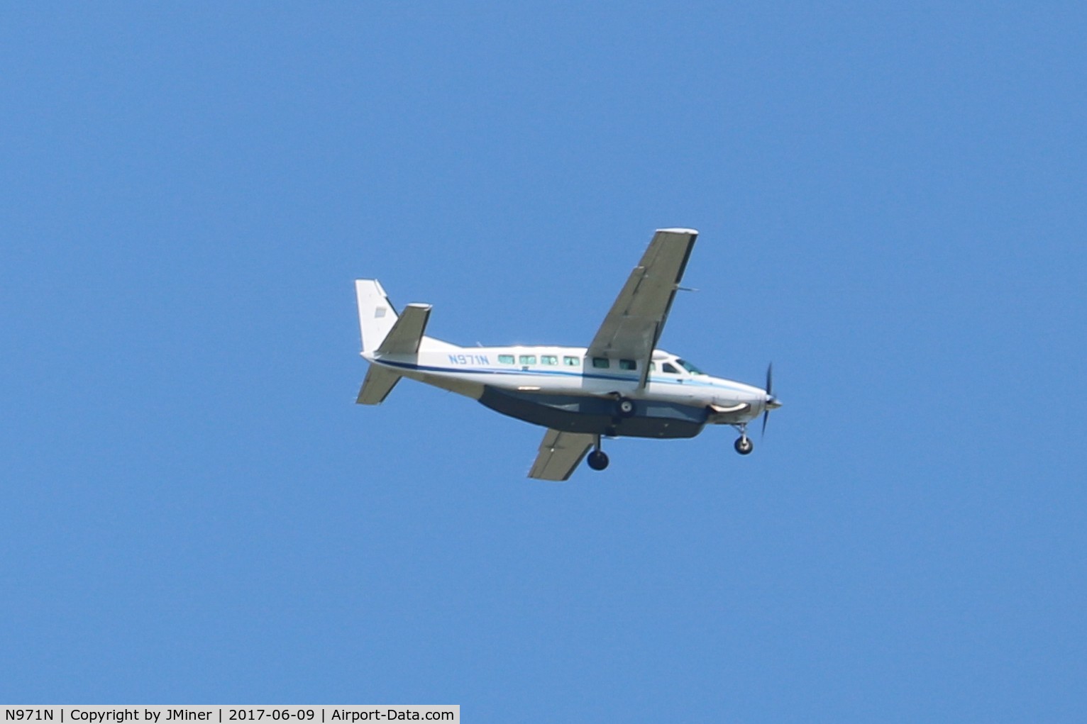 N971N, 2004 Cessna 208B Grand Caravan C/N 208B1071, Flying over Geneva, IL.