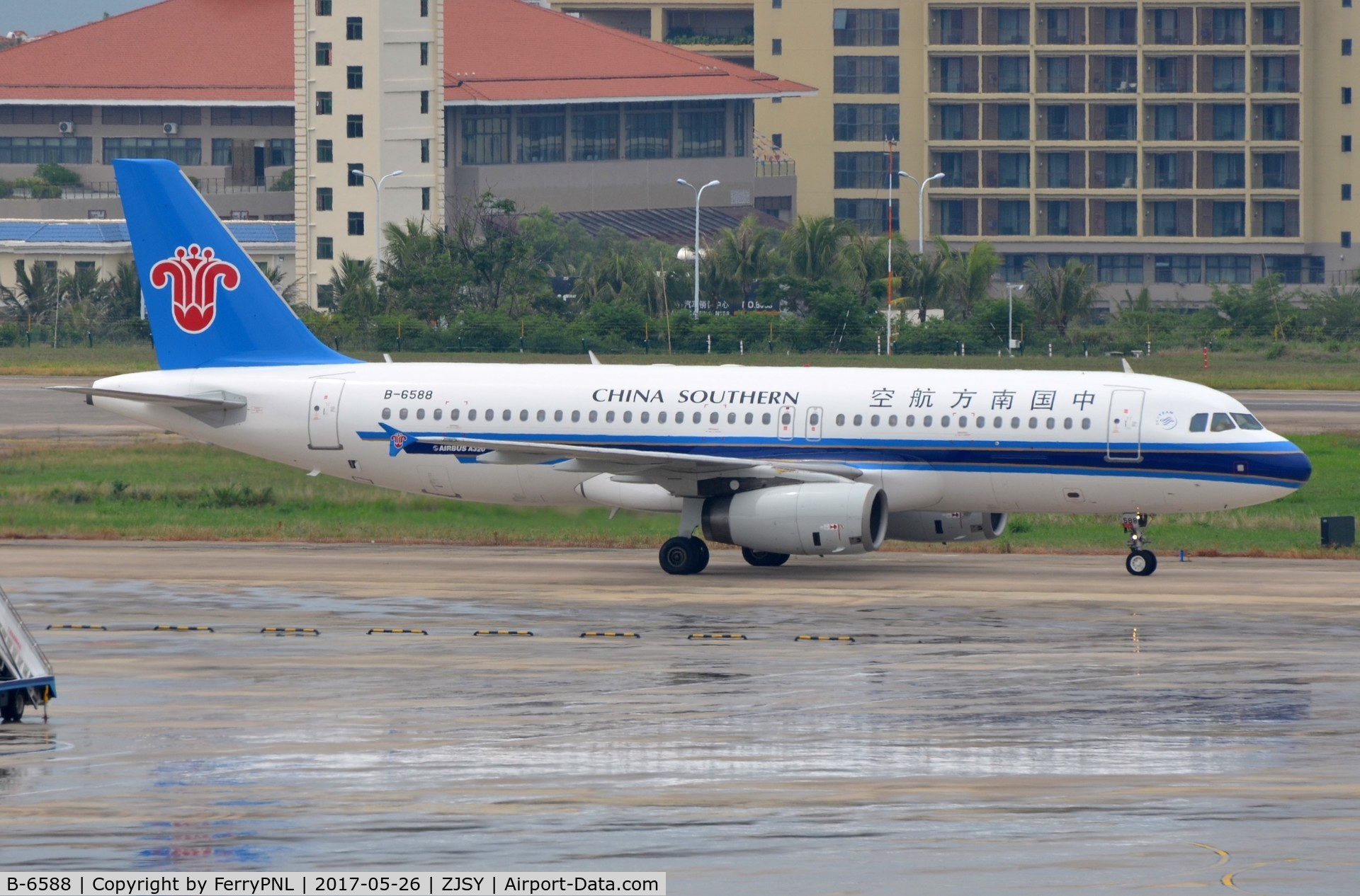B-6588, 2009 Airbus A320-232 C/N 4017, China Southern A320 taxying in.