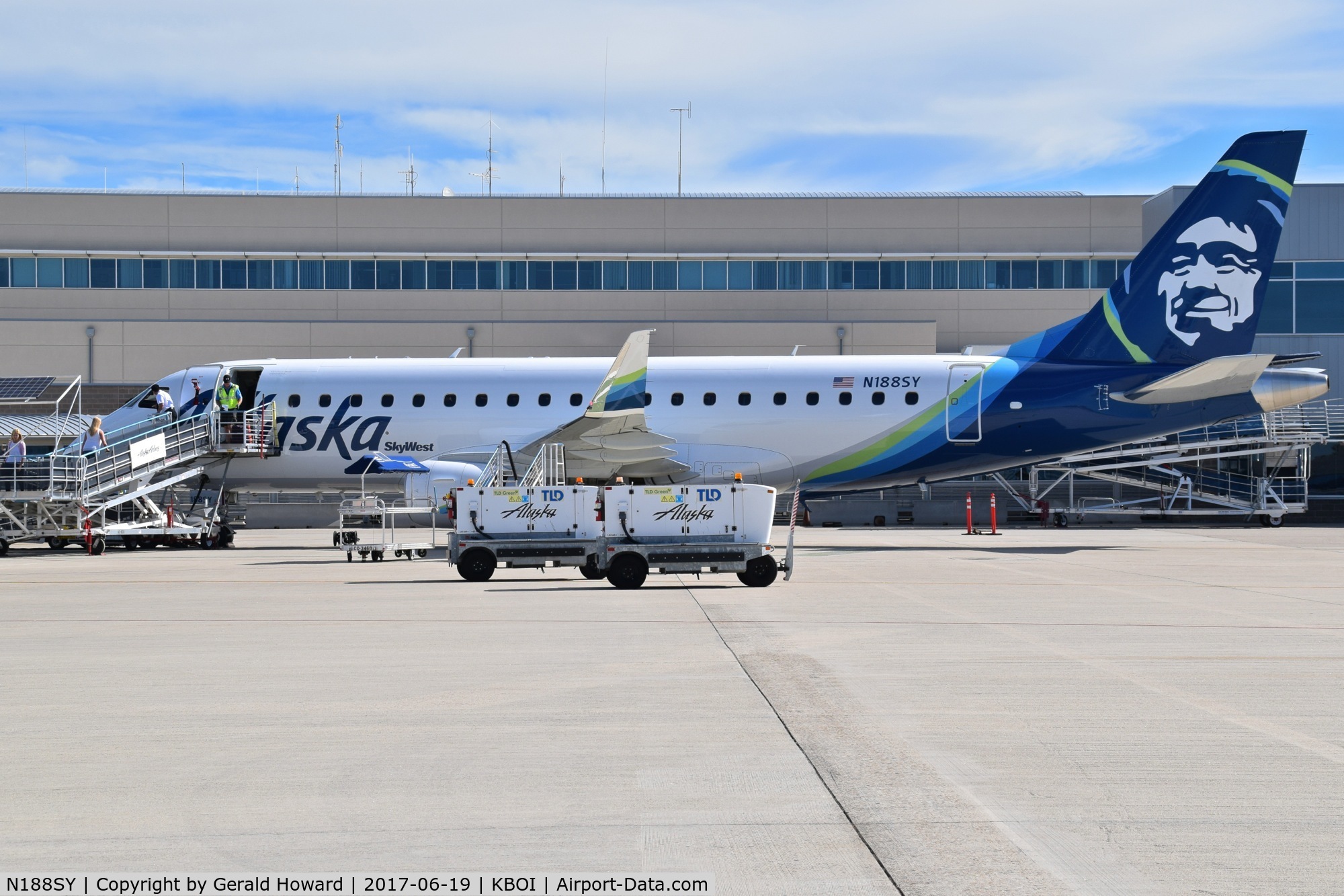 N188SY, 2016 Embraer 175LR (ERJ-170-200LR) C/N 17000628, Loading on the Alaska ramp.
