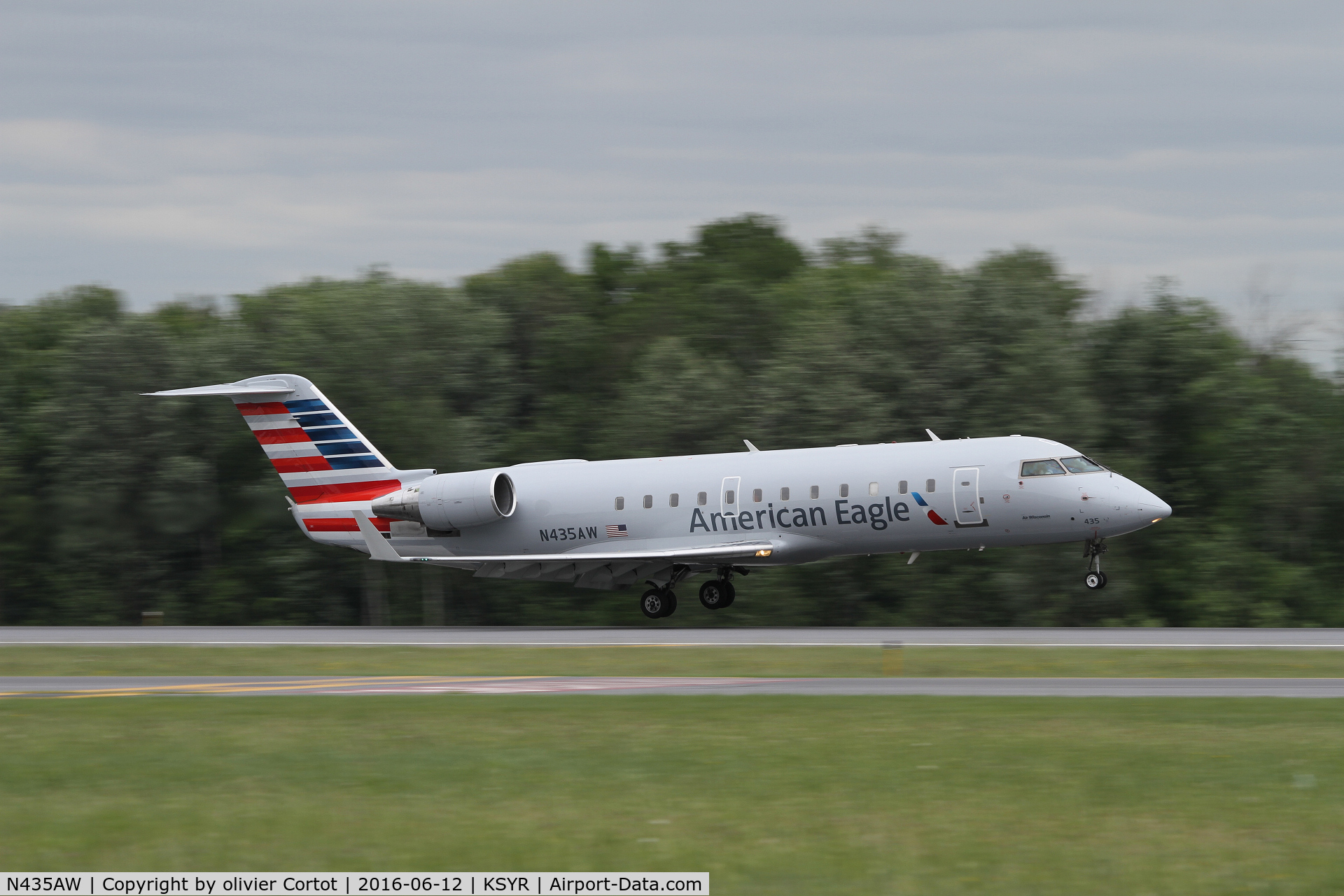 N435AW, 2002 Bombardier CRJ-200ER (CL-600-2B19) C/N 7724, landing at Syracuse