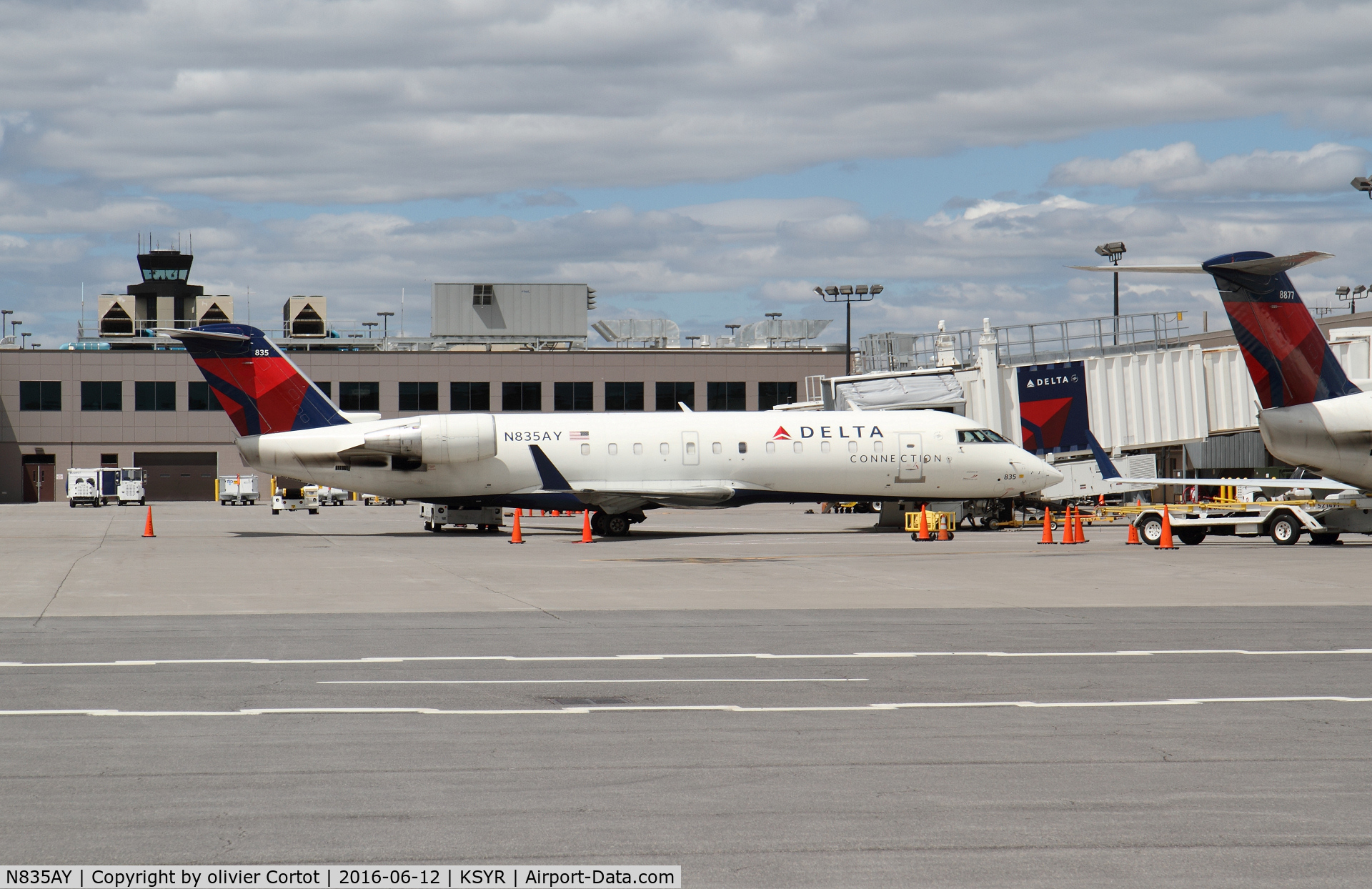 N835AY, 2005 Bombardier CRJ-200ER (CL-600-2B19) C/N 8035, Syracuse airport