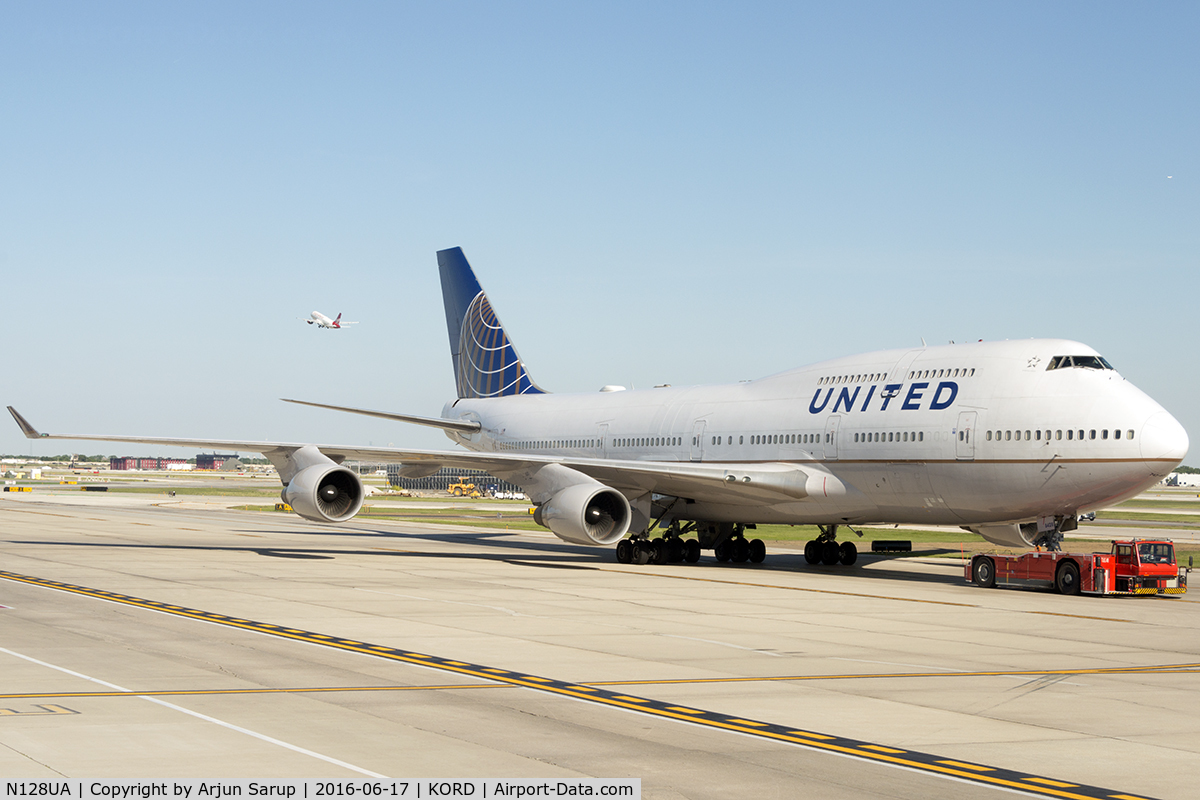 N128UA, 2000 Boeing 747-422 C/N 30023, Under tow at O'Hare.