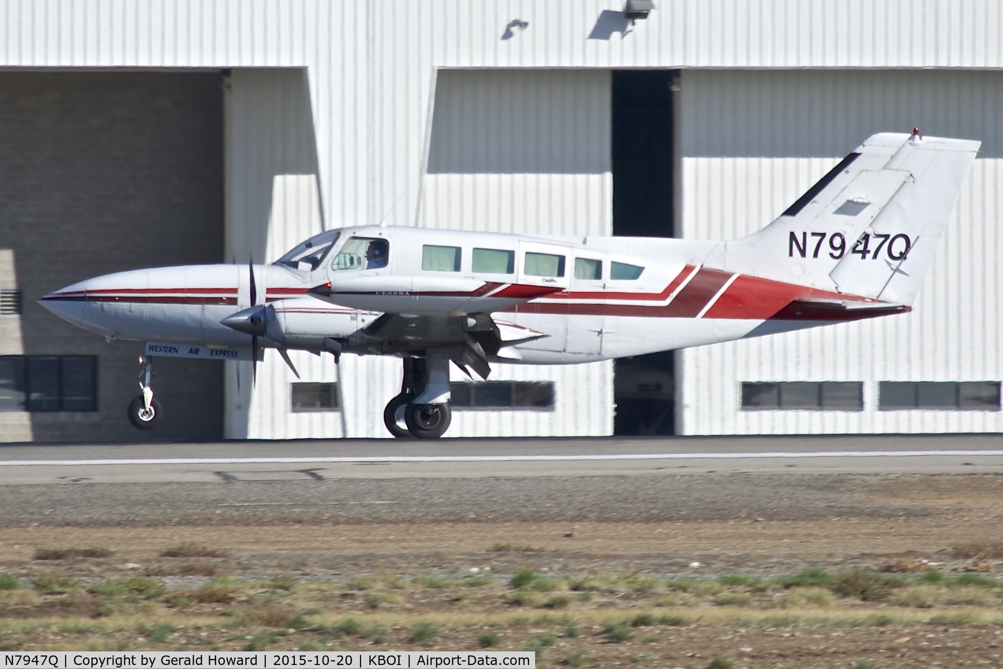 N7947Q, 1973 Cessna 402B Utiliner C/N 402B0397, Landing RWY 28R.