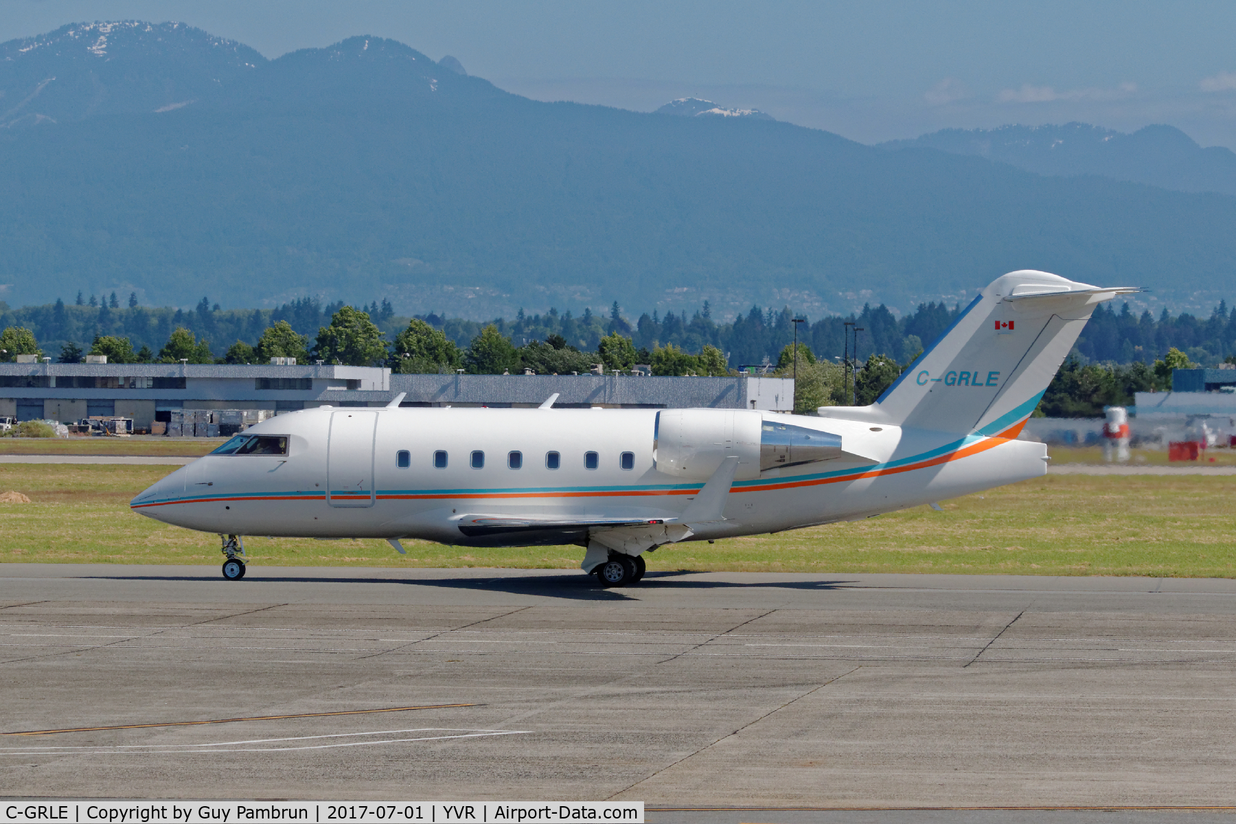 C-GRLE, 2002 Bombardier Challenger 604 (CL-600-2B16) C/N 5553, Departing