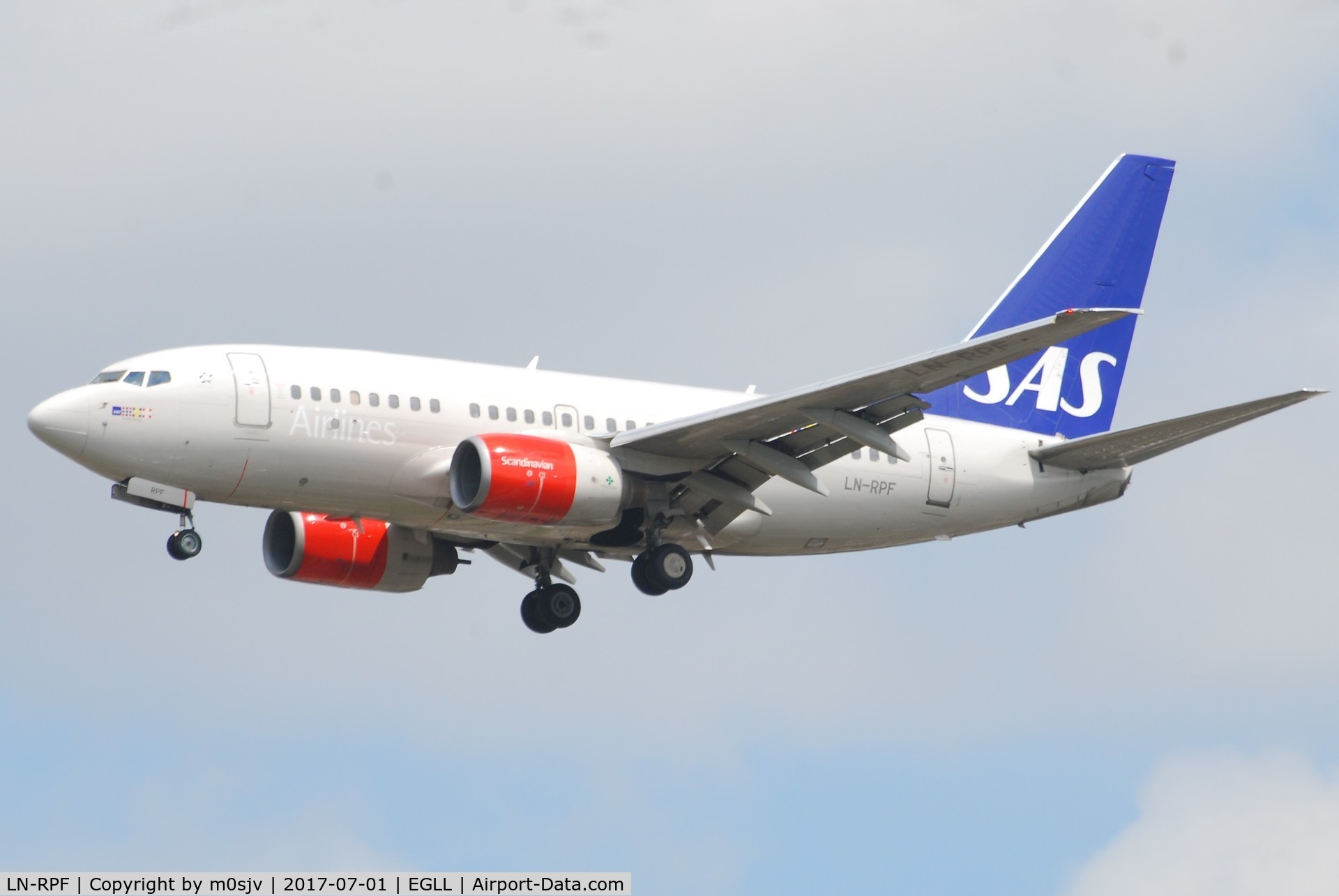 LN-RPF, 1999 Boeing 737-683 C/N 28307, Landing at EGLL 27R