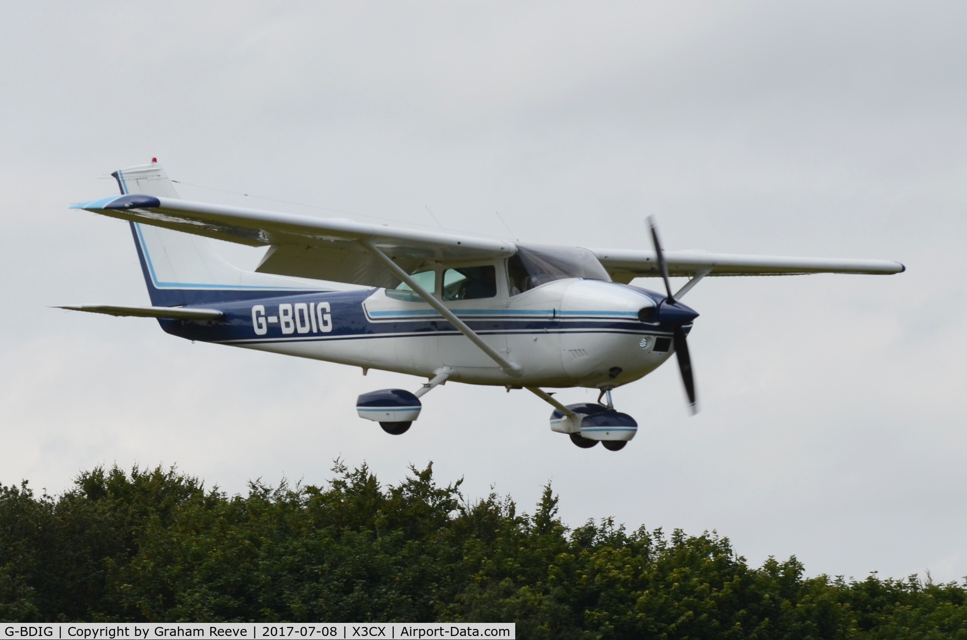 G-BDIG, 1975 Cessna 182P Skylane C/N 182-63938, Landing at Northrepps.