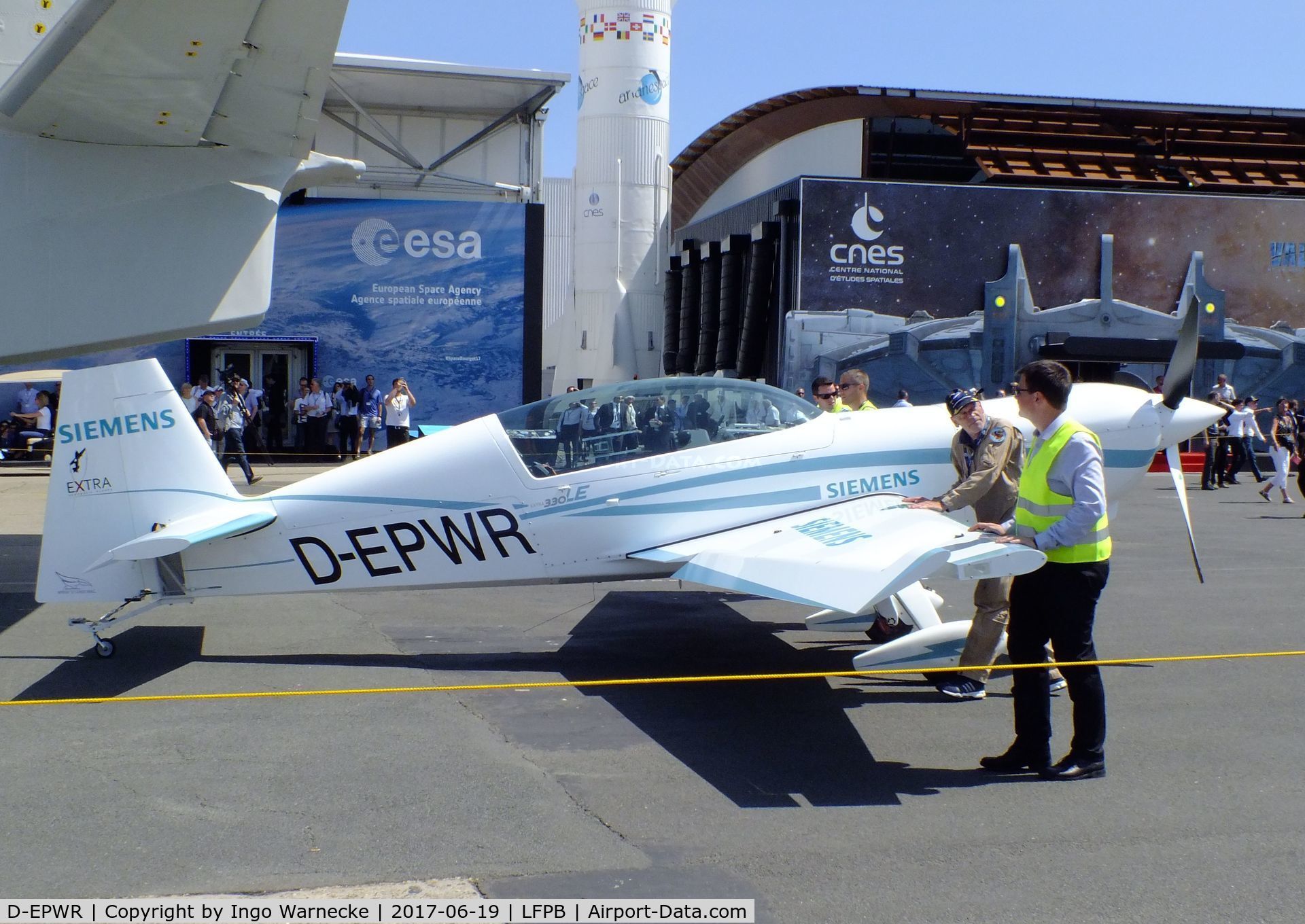 D-EPWR, 2016 Extra EA-330LE C/N Not found D-EPWR, Extra EA-330LE with Siemens electric motor at the Aerosalon 2017, Paris