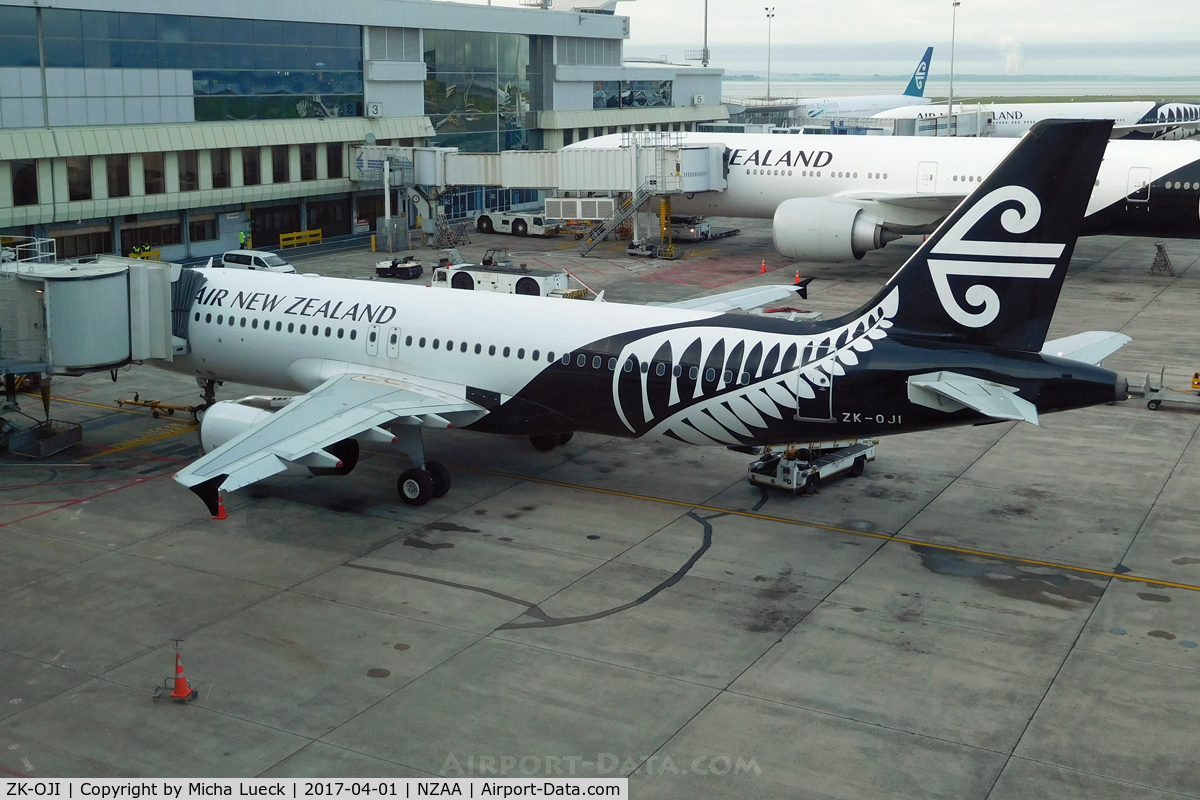 ZK-OJI, 2004 Airbus A320-232 C/N 2297, At Auckland
