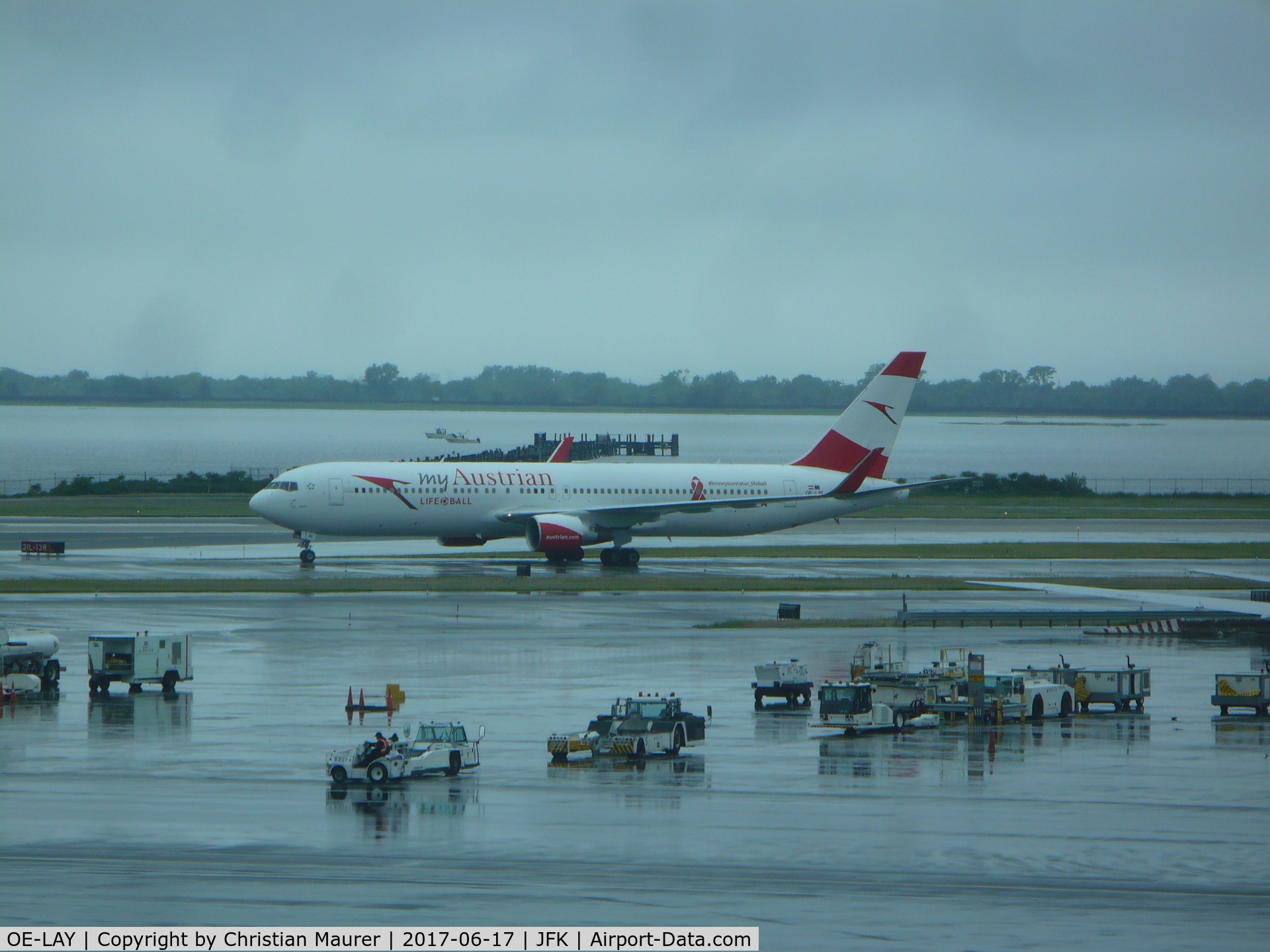 OE-LAY, 1998 Boeing 767-3Z9/ER C/N 29867, Boeing 767-300ER in on a rainy day