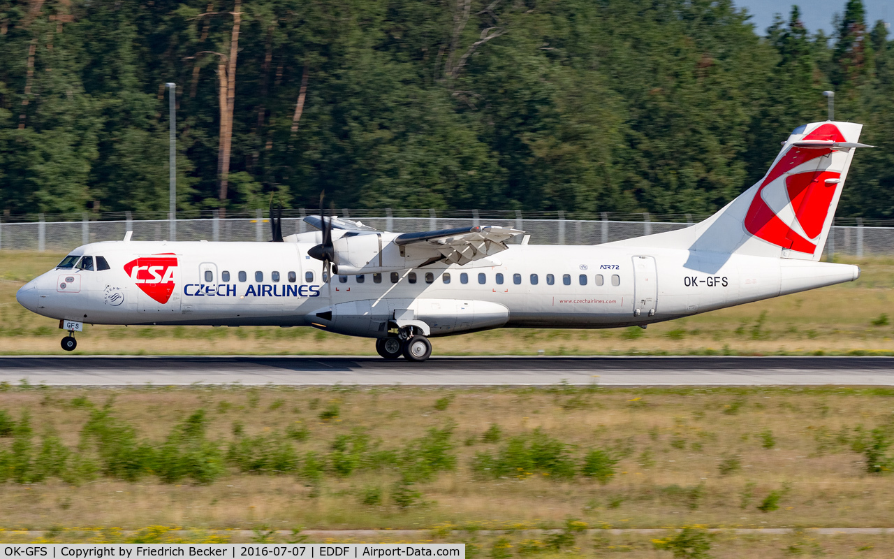 OK-GFS, 2001 ATR 72-212A C/N 679, decellerating after touchdown on RW25R