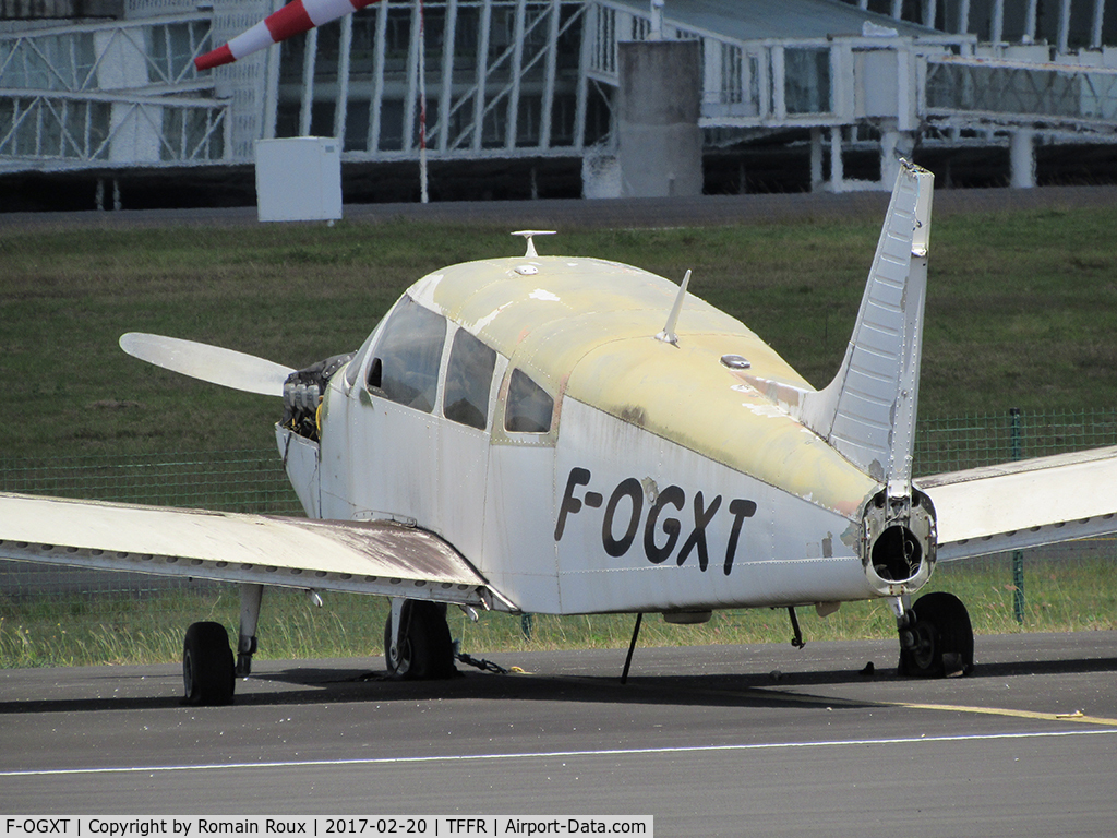 F-OGXT, Piper PA-28-236 Dakota C/N 28-7911116, Parked