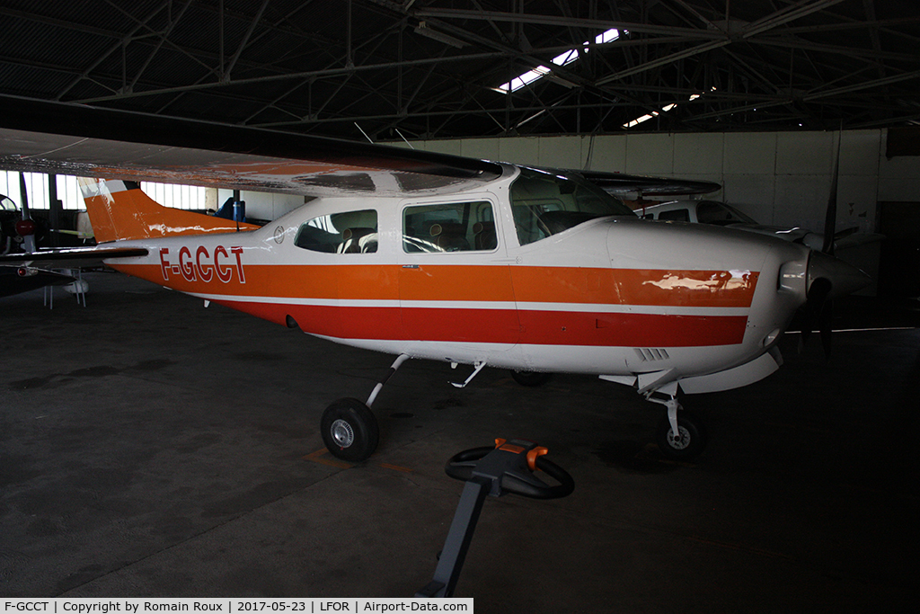 F-GCCT, 1979 Cessna 210N Centurion C/N 21062969, Parked