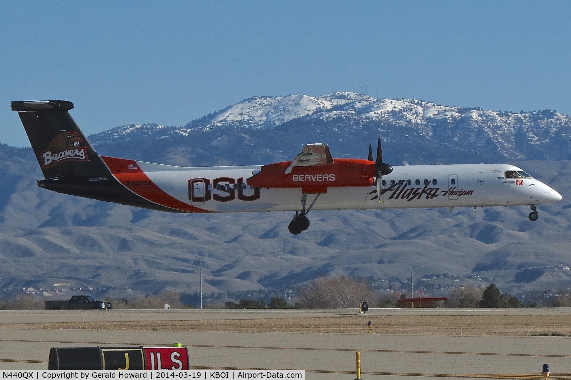 N440QX, 2010 Bombardier DHC-8-402 Dash 8 C/N 4347, Landing RWY 10R. Note the 