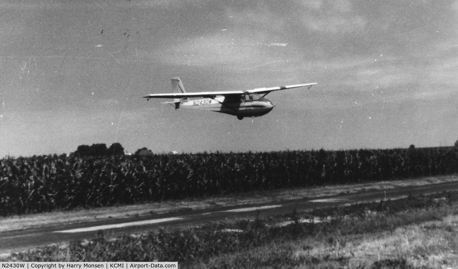 N2430W, 1967 Schweizer SGS 2-33 C/N 2, 1977.  30W landing Satellite Field 5 miles southwest of Willard Airport, Champaign IL.  30W owned by the Illini Glider Club.