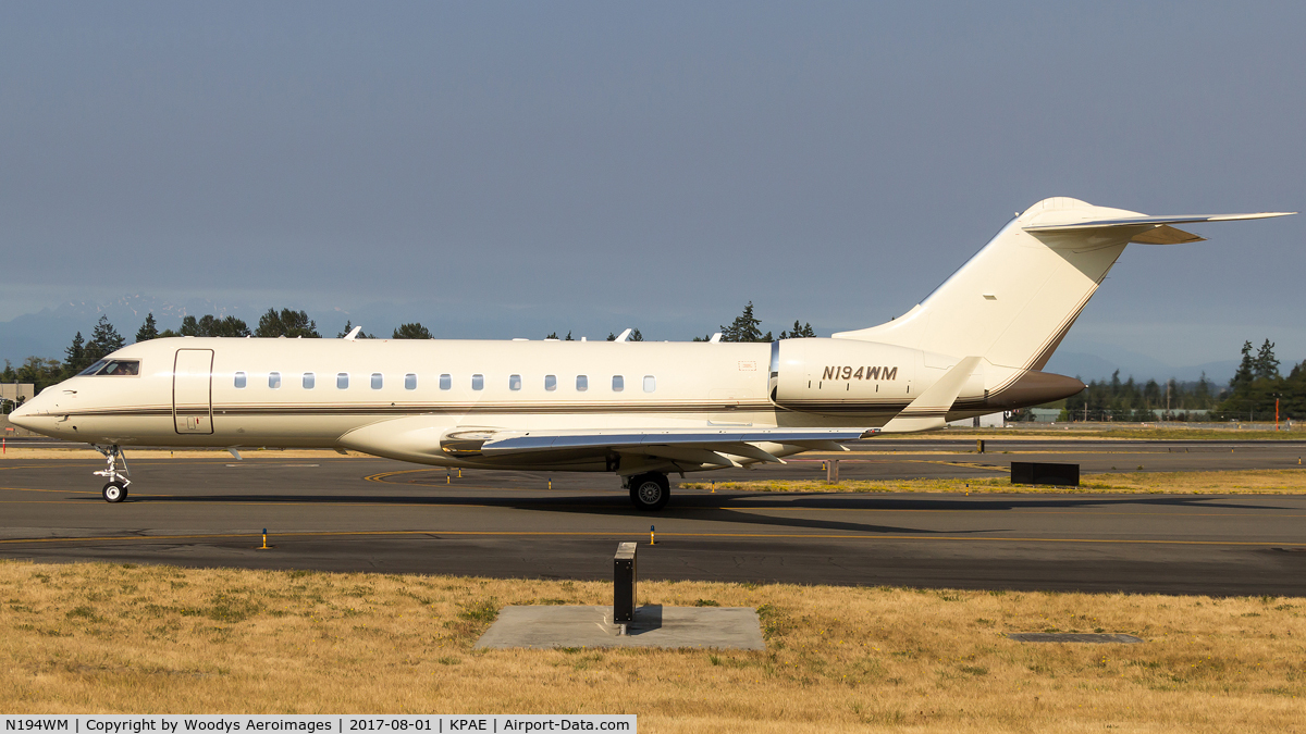 N194WM, 2008 Bombardier BD-700-1A10 Global Express C/N 9277, Taxing for departure at KPAE