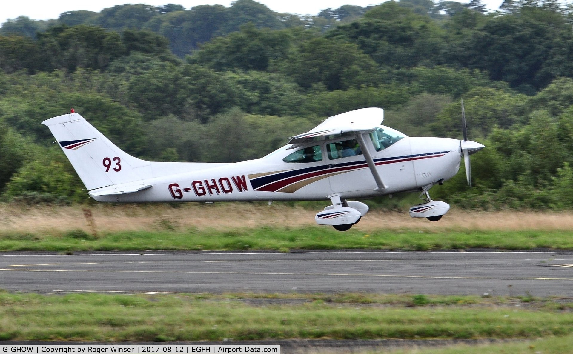 G-GHOW, 1980 Reims F182Q Skylane C/N 0151, Visiting reims/Cessna Skylane departing Runway 28. Race number 93.
