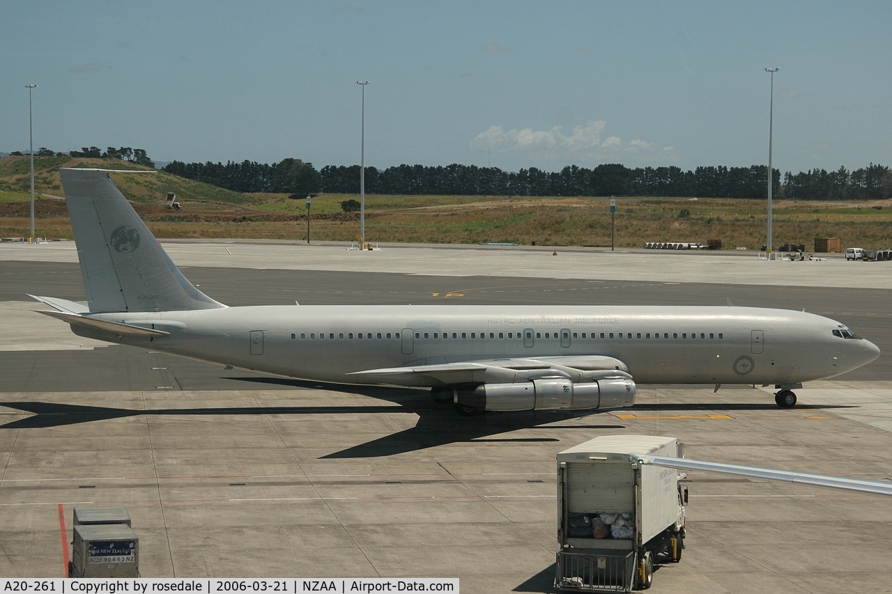 A20-261, 1976 Boeing 707-368C C/N 21261, Arriving in Auckland