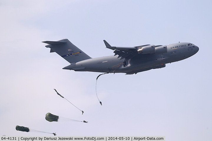 04-4131, 2004 Boeing C-17A Globemaster III C/N P-131, C-17A Globemaster 04-4131  dropping 20 parachuters