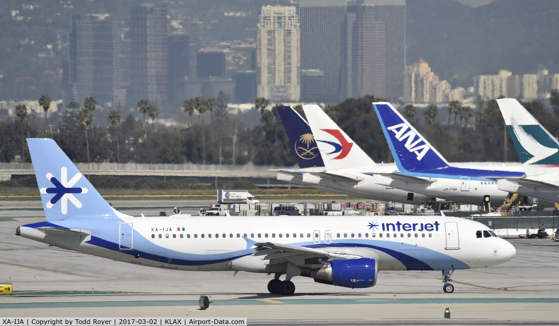 XA-IJA, 2000 Airbus A320-214 C/N 1244, Taxiing at LAX