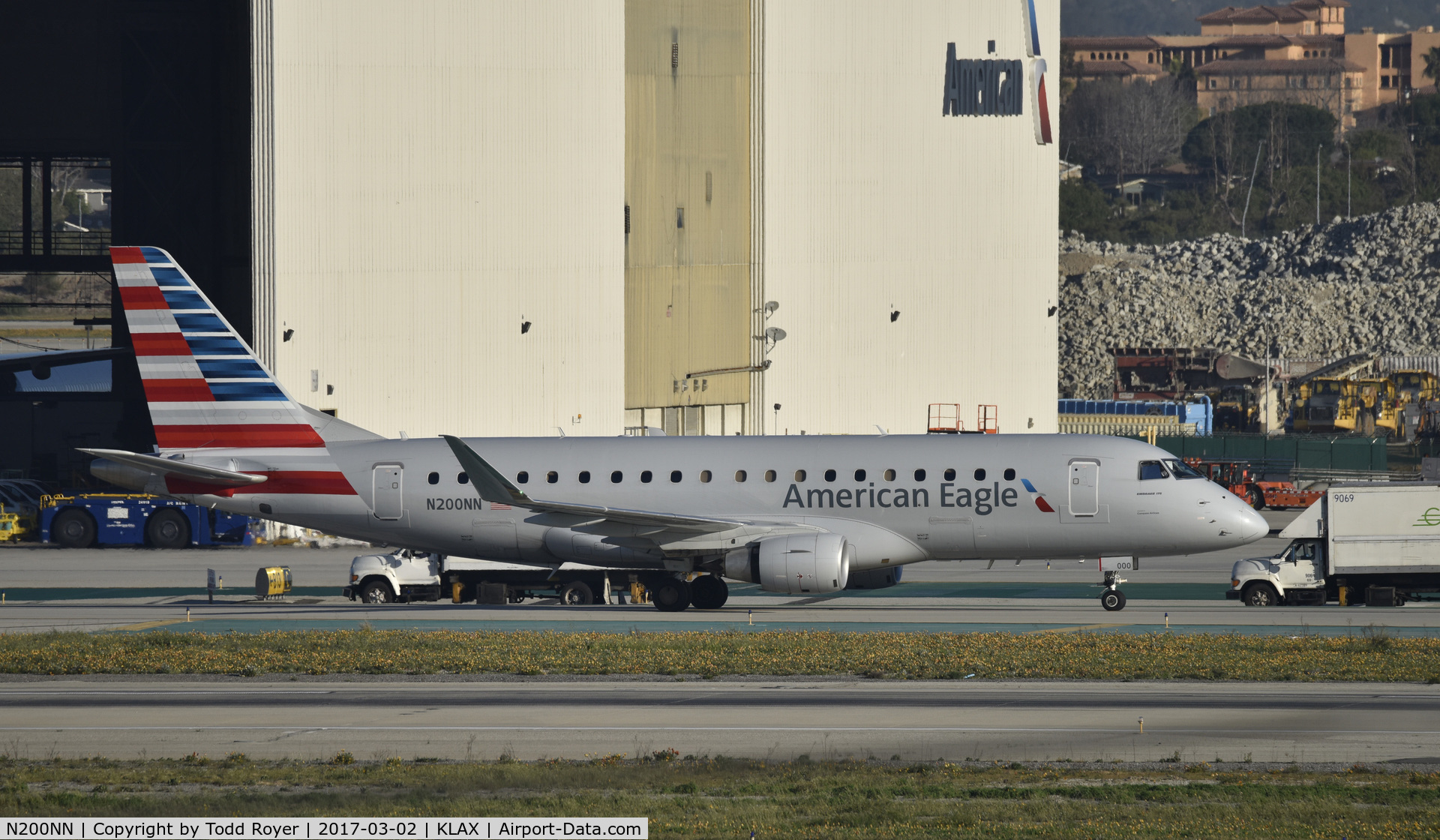 N200NN, 2015 Embraer 175LR (ERJ-170-200LR) C/N 17000456, Taxiing to gate at LAX