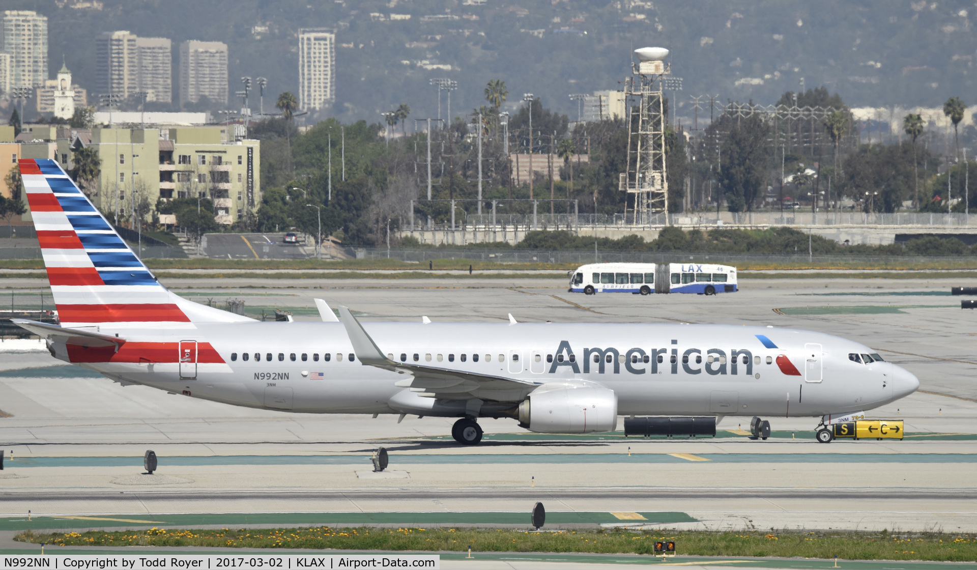 N992NN, 2016 Boeing 737-823 C/N 31244, Taxiing to gate at LAX