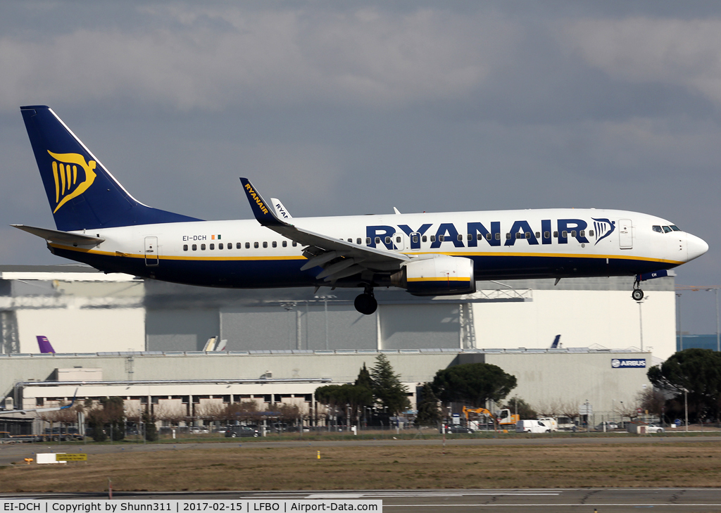 EI-DCH, 2004 Boeing 737-8AS C/N 33566, Landing rwy 14R