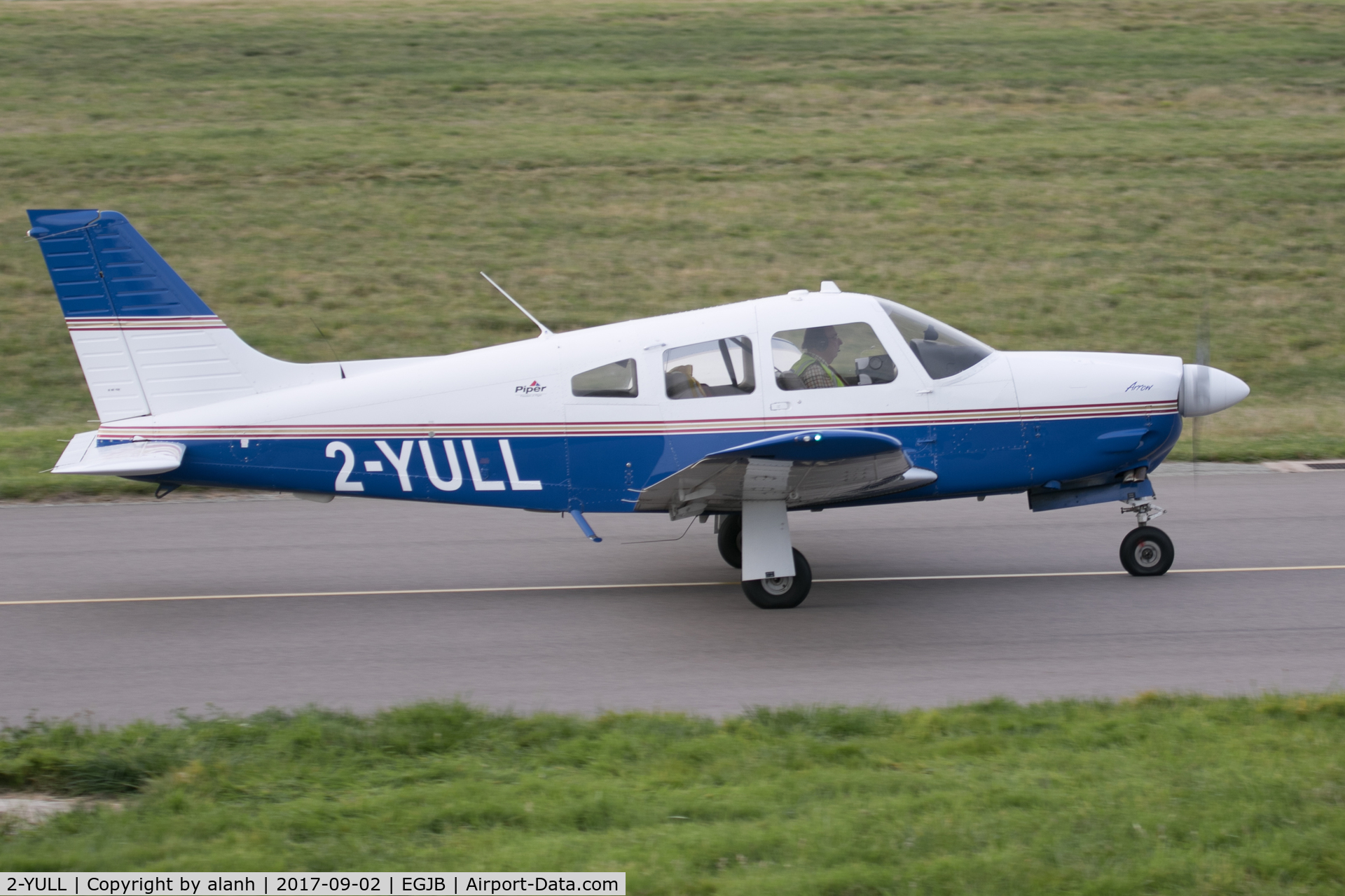 2-YULL, 2005 Piper PA-28R-201 Cherokee Arrow III C/N 2844118, Taxiing after arrival, Guernsey