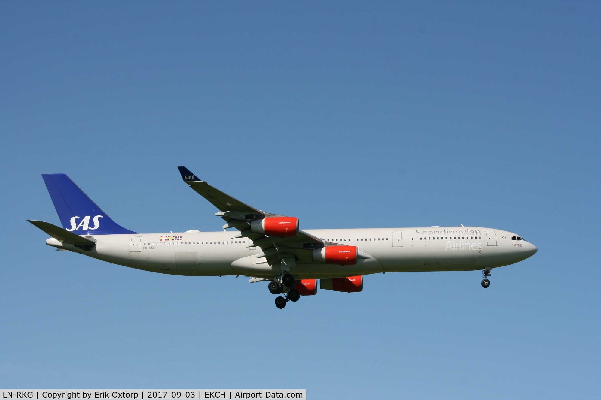 LN-RKG, 2001 Airbus A340-313X C/N 424, LN-RKG landing rw 04L