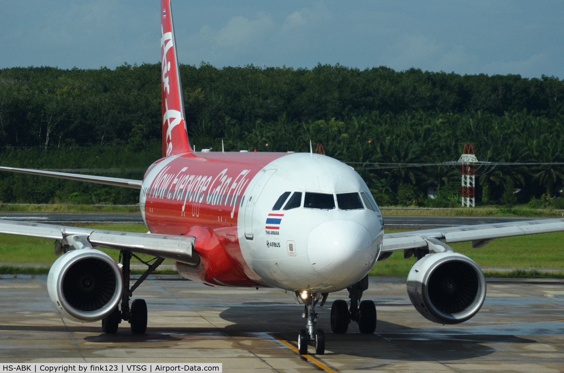 HS-ABK, 2009 Airbus A320-216 C/N 4088, Air asia taxing to the gate