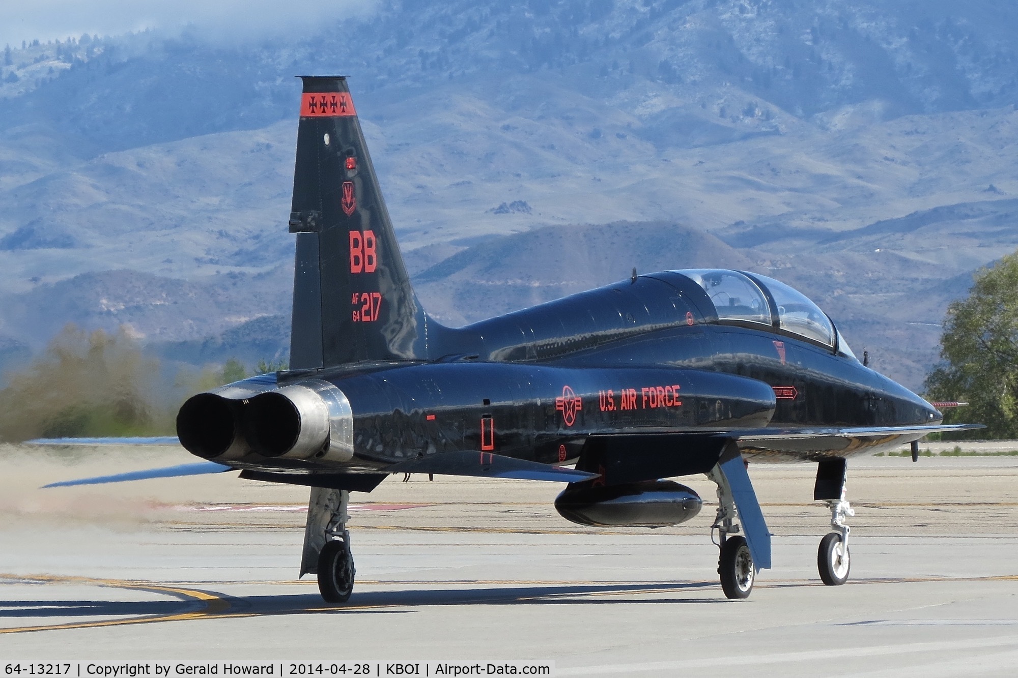 64-13217, 1964 Northrop T-38A Talon C/N N.5646, Taxiing from the south GA ramp. 9th Recon Wing, Beale AFB, CA