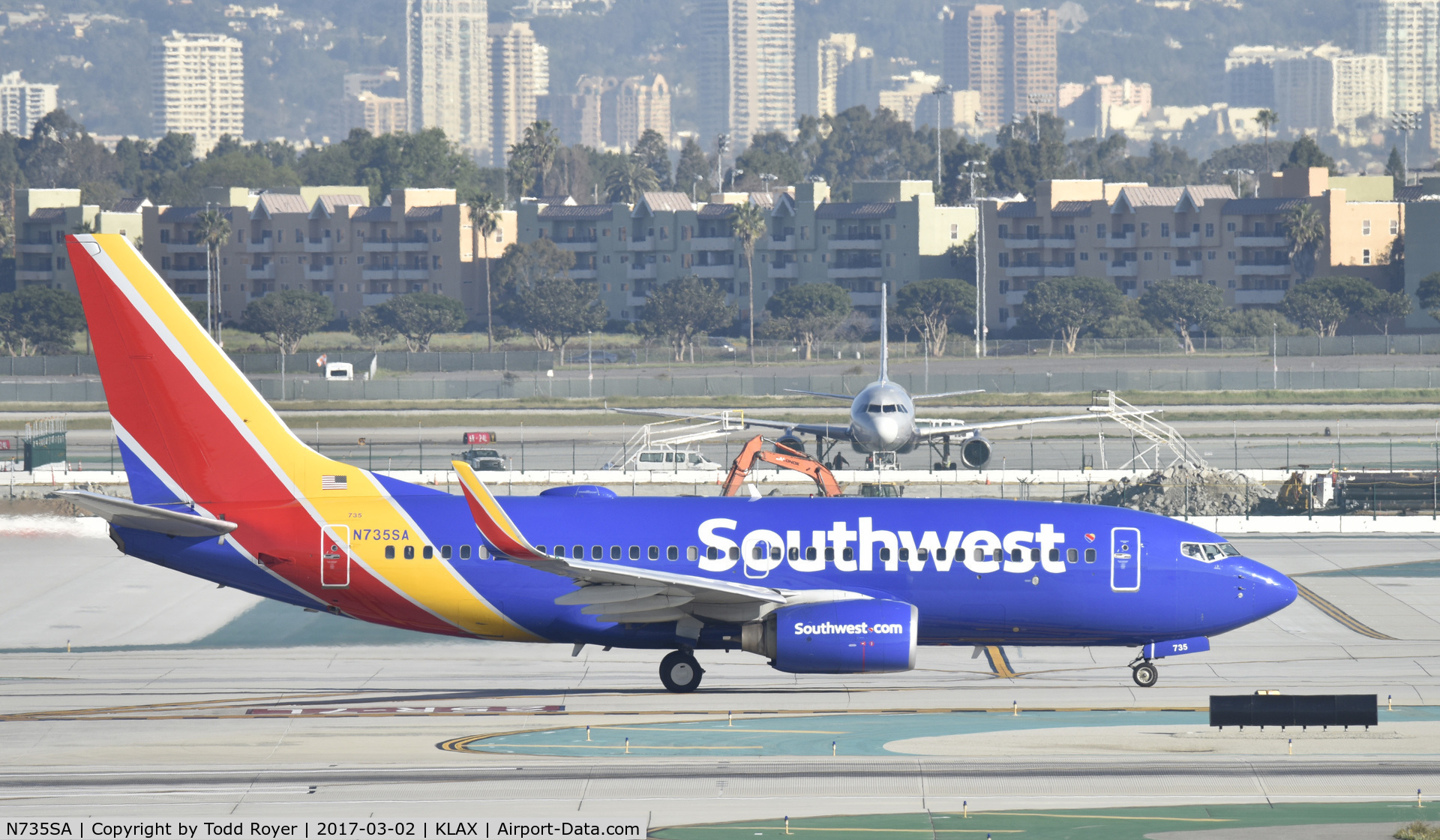 N735SA, 1999 Boeing 737-7H4 C/N 27867, Taxiing for departure at LAX