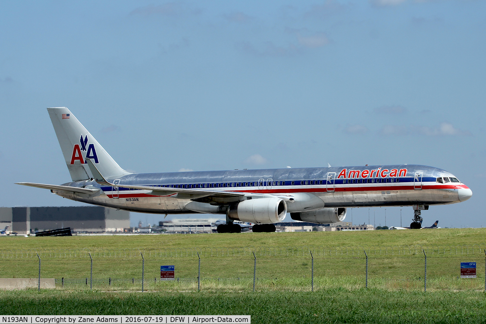 N193AN, 2001 Boeing 757-223 C/N 32387, Arriving at DFW Airport