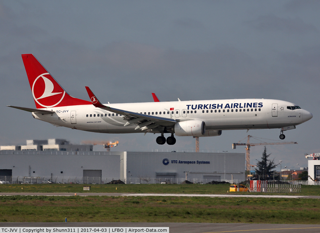 TC-JVV, 2016 Boeing 737-8F2 C/N 60023, Landing rwy 32R