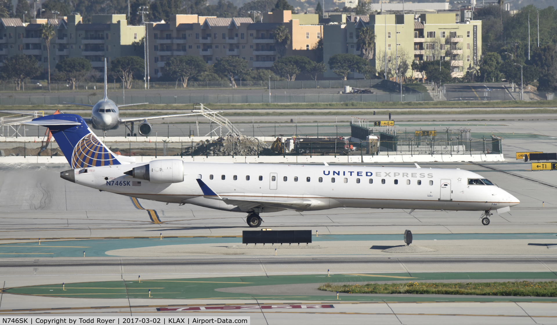 N746SK, 2005 Bombardier CRJ-700 (CL-600-2C10) Regional Jet C/N 10202, Taxiing to gate at LAX