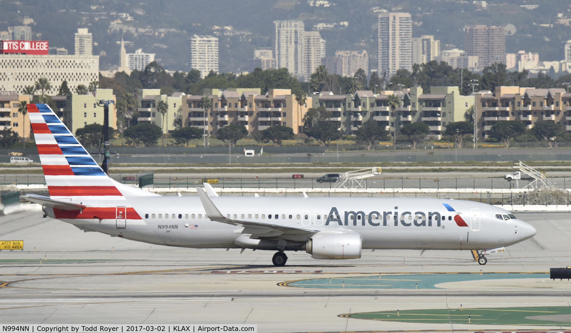 N994NN, 2016 Boeing 737-823 C/N 33248, Taxiing to gate at LAX