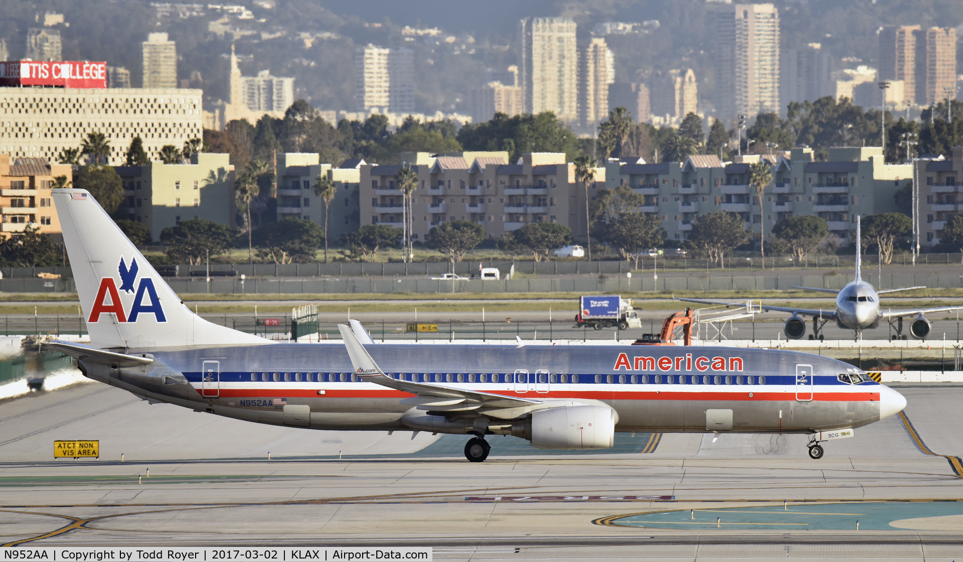 N952AA, 2000 Boeing 737-823 C/N 30088, Taxiing to gate at LAX