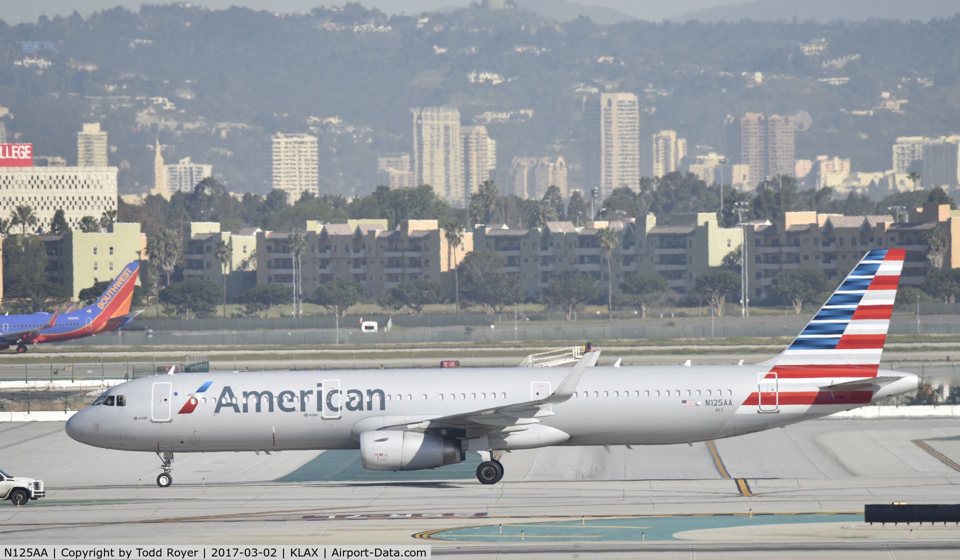 N125AA, 2014 Airbus A321-231 C/N 6272, Taxiing at LAX