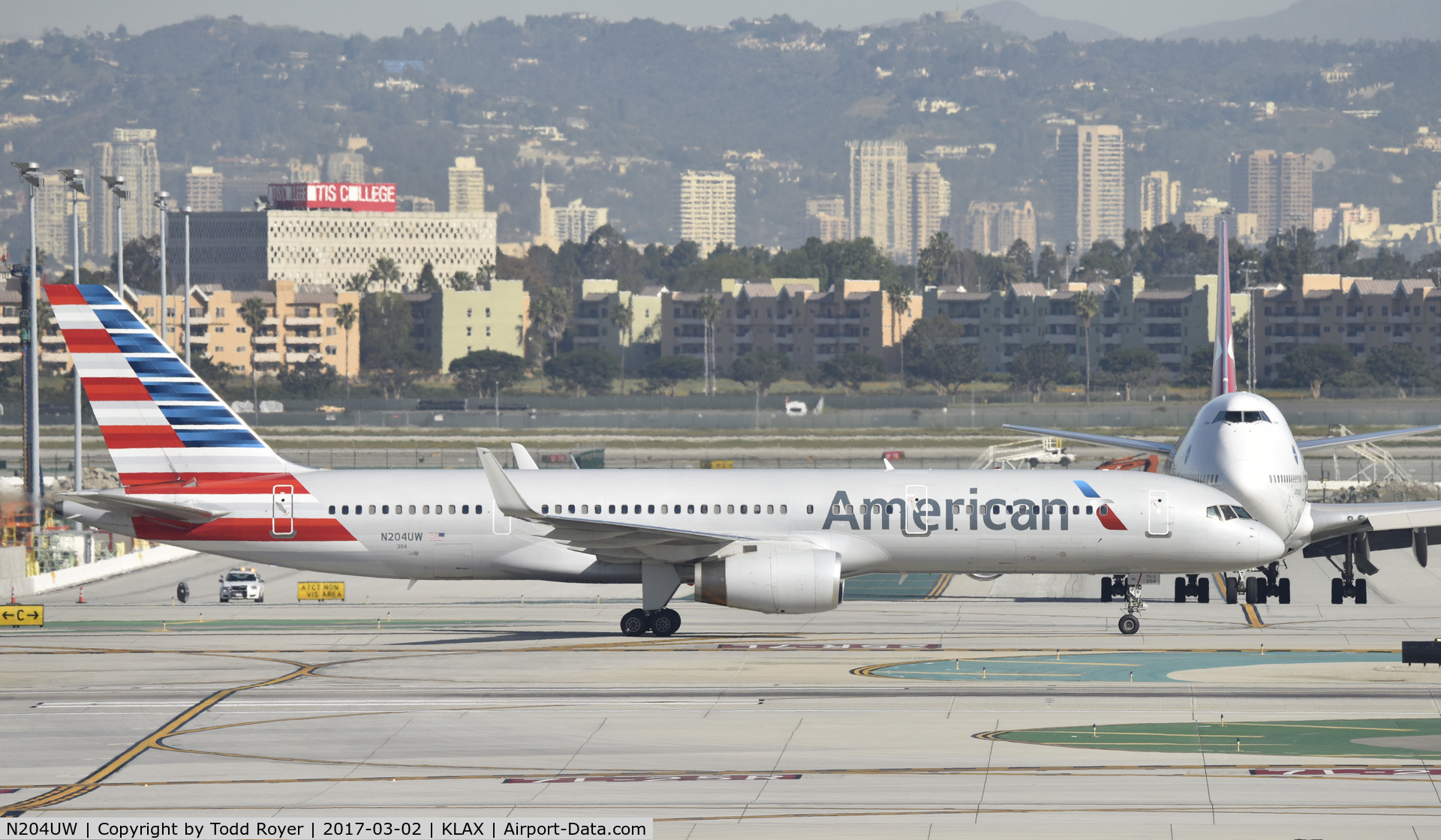 N204UW, 2000 Boeing 757-23N C/N 30886, Taxiing to gate at LAX