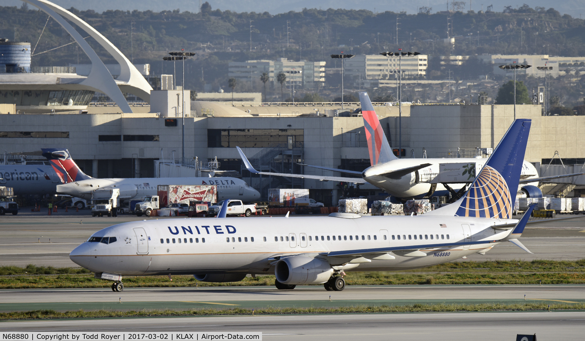 N68880, 2015 Boeing 737-924/ER C/N 42199, Arrived at LAX on 25L