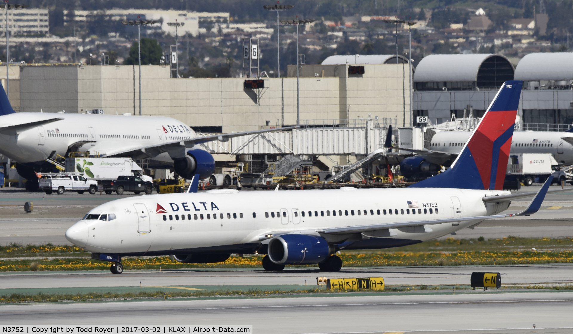 N3752, 2001 Boeing 737-832 C/N 30492, Arrived at LAX on 25L