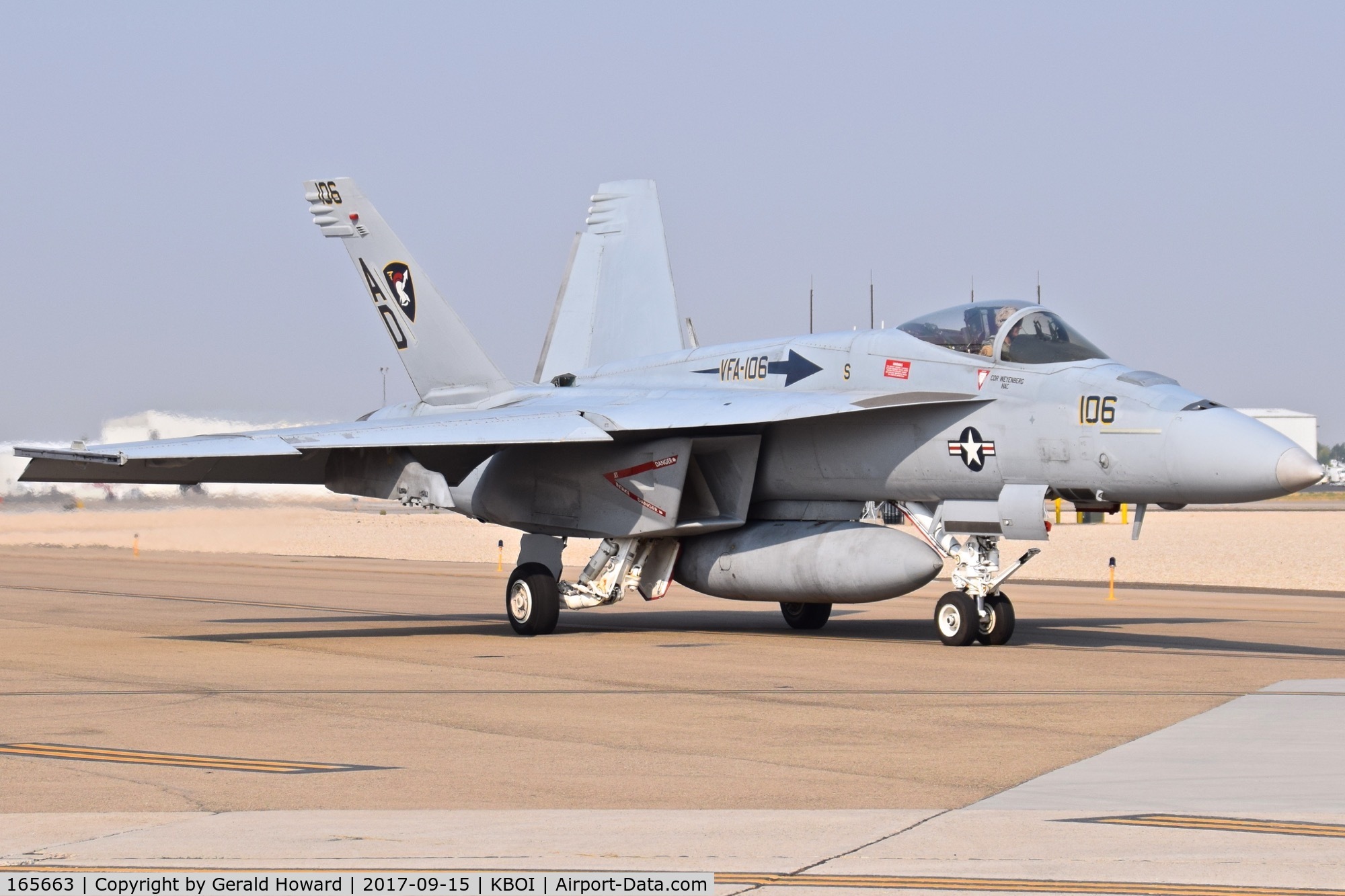 165663, Boeing F/A-18E Super Hornet C/N 1509/E017, Taxiing to RWY 28L. VFA-106 