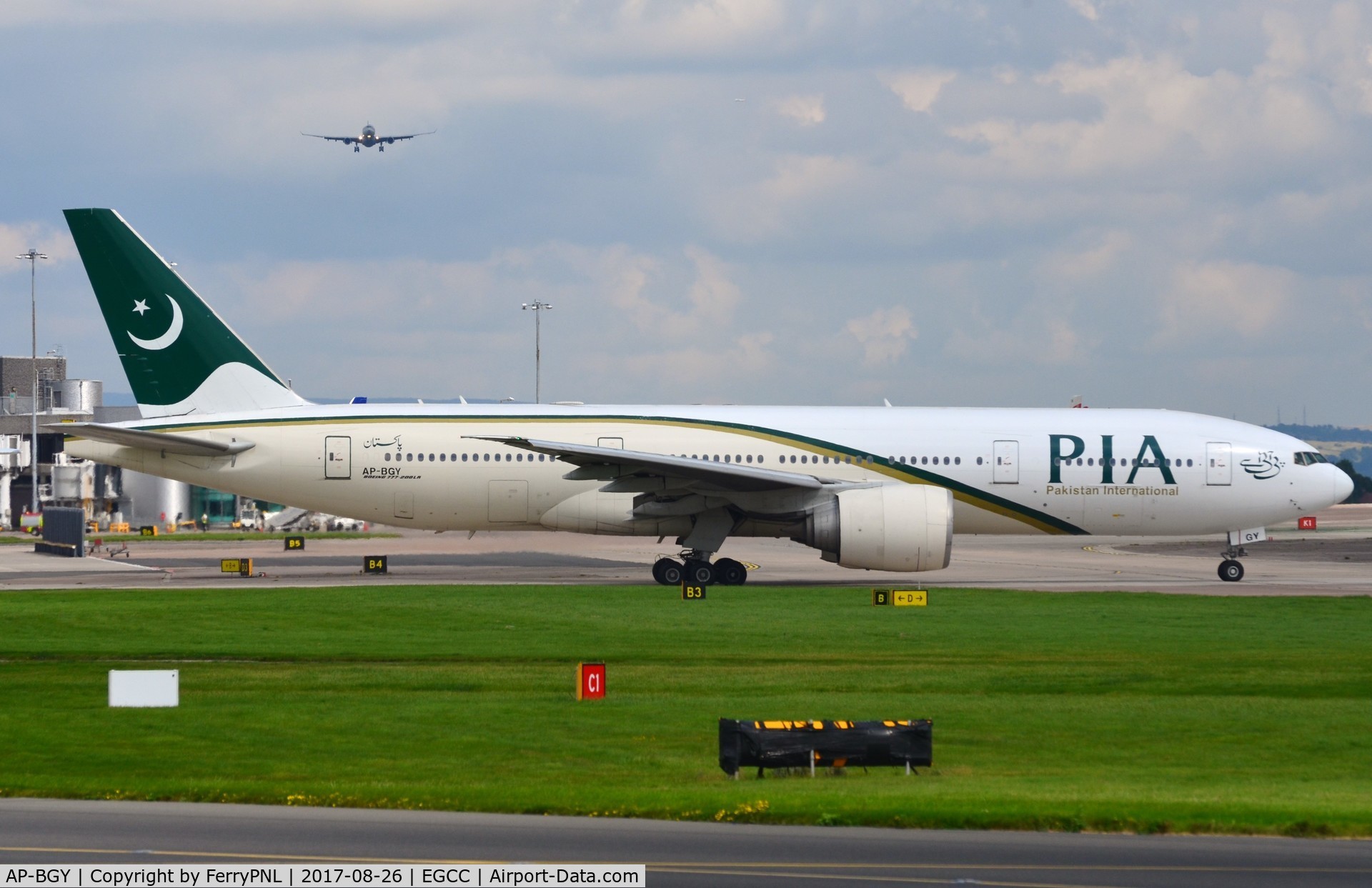 AP-BGY, 2005 Boeing 777-240/LR C/N 33781, PIA B772 taxying for departure.