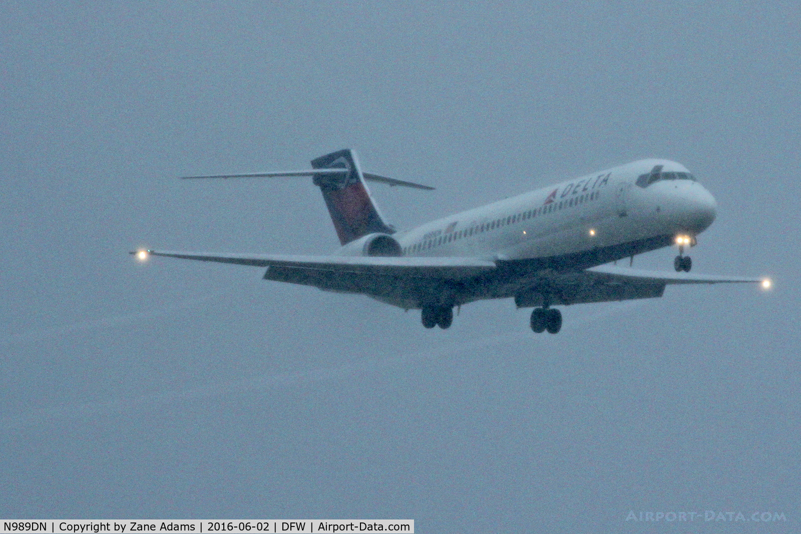 N989DN, 2001 Boeing 717-200 C/N 55067, Landing in the rain at DFW Airport