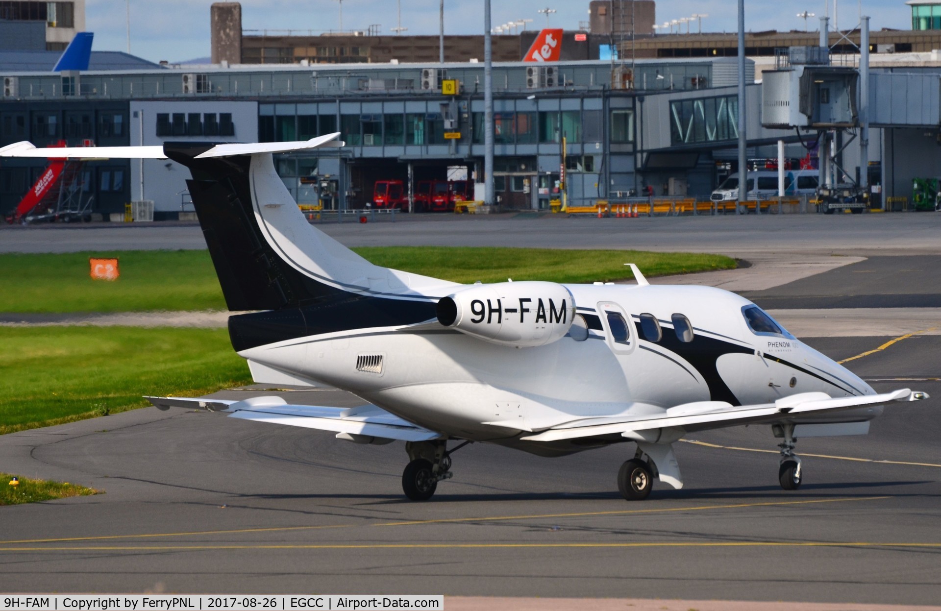 9H-FAM, 2009 Embraer EMB-500 Phenom 100 C/N 50000100, After a quick stop this EMB500 is ready to depart again.