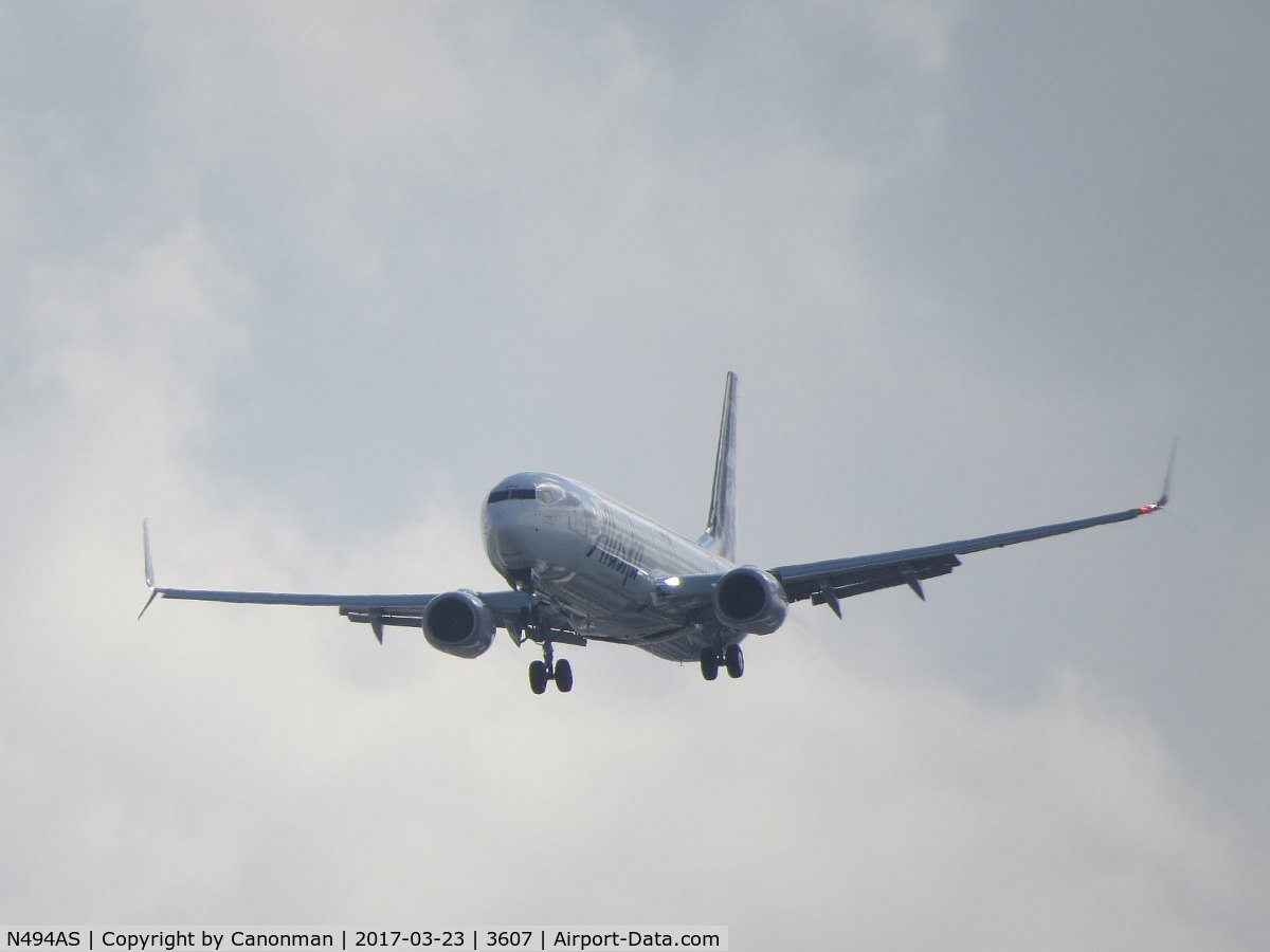 N494AS, 2016 Boeing 737-990/ER C/N 41729, Landing