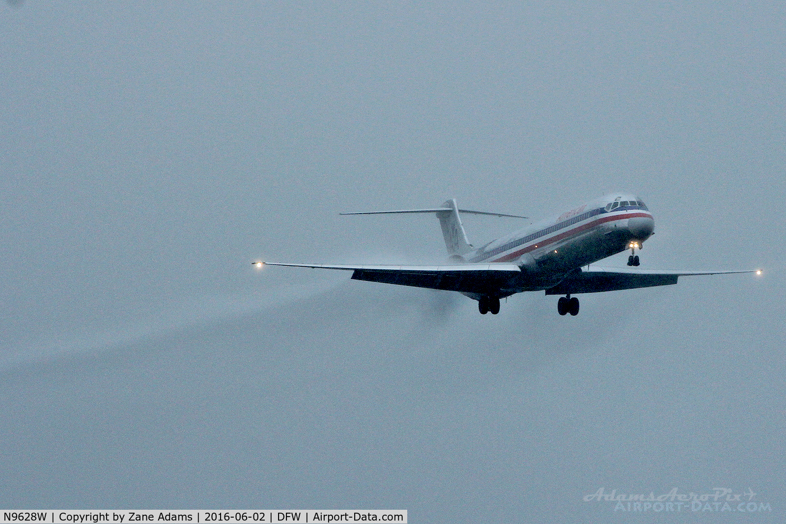 N9628W, 1998 McDonnell Douglas MD-83 (DC-9-83) C/N 53598, Arriving at DFW Airport