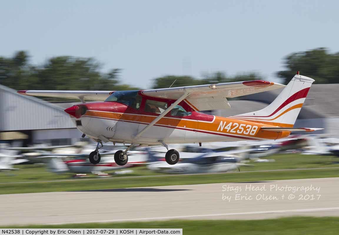 N42538, 1968 Cessna 182L Skylane C/N 18259064, Cessna 182L landing at Airventure.