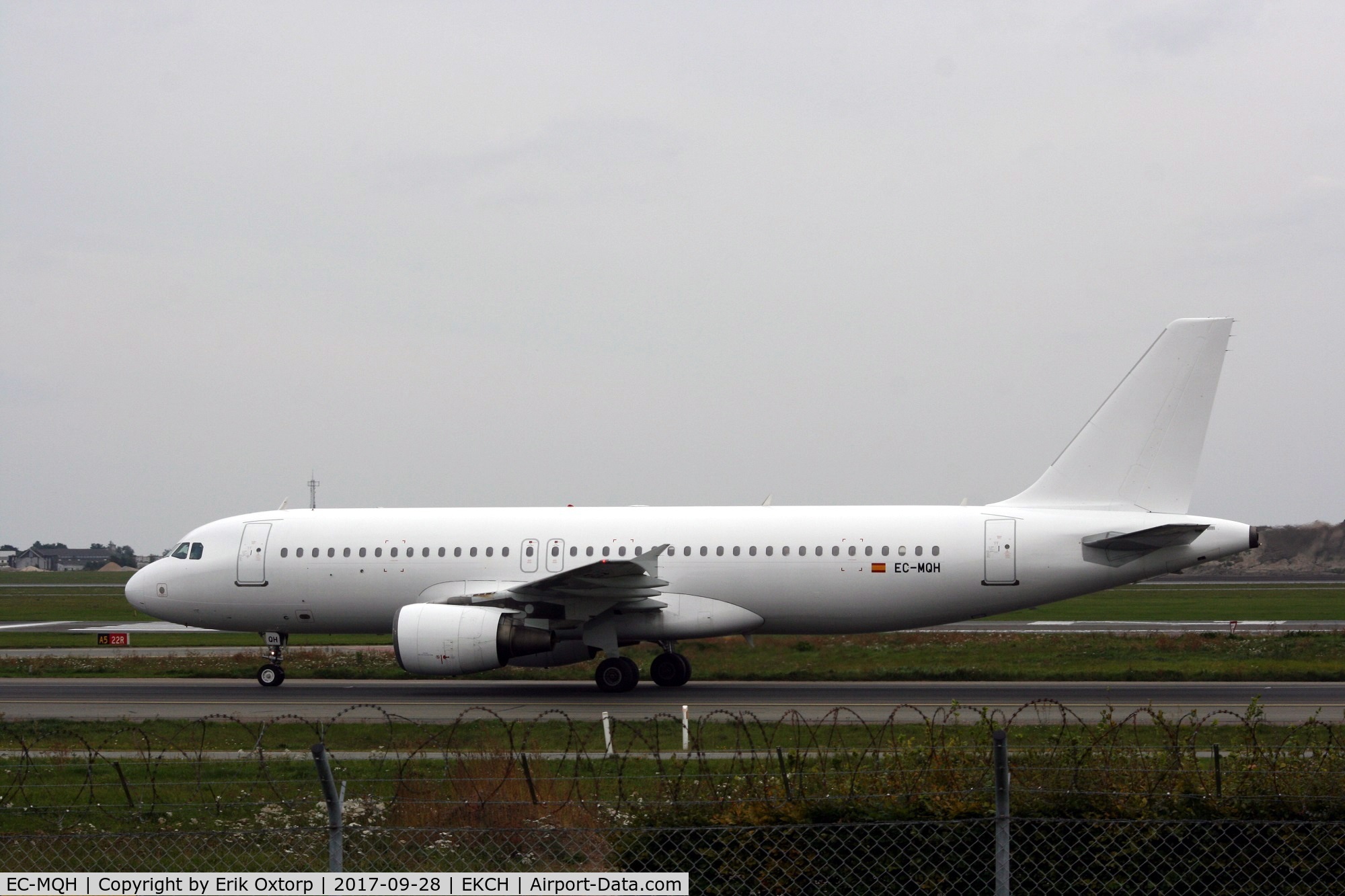 EC-MQH, 2000 Airbus A320-214 C/N 1296, EC-MQH landed rw 04L