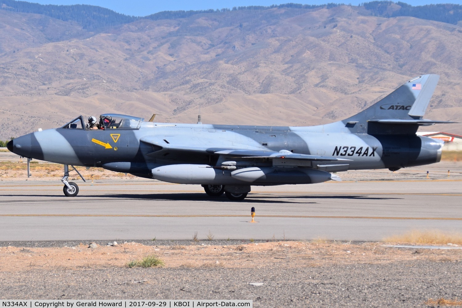 N334AX, Hawker Hunter F.58 C/N 41H-679904, Taxiing to RWY 10R.